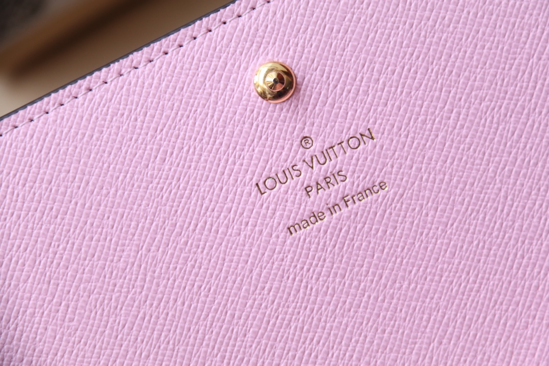 Louis Vuitton 独家 M63551这款Sarah钱包采用Damier Ebene帆布制作