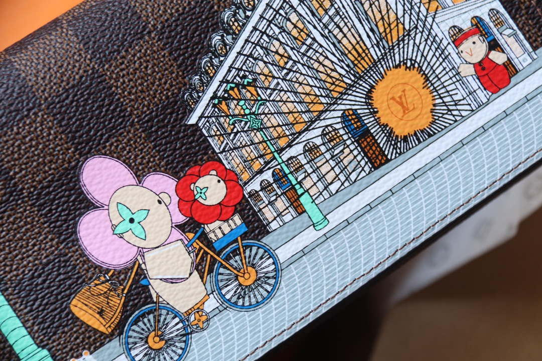 Louis Vuitton 独家 M63551这款Sarah钱包采用Damier Ebene帆布制作