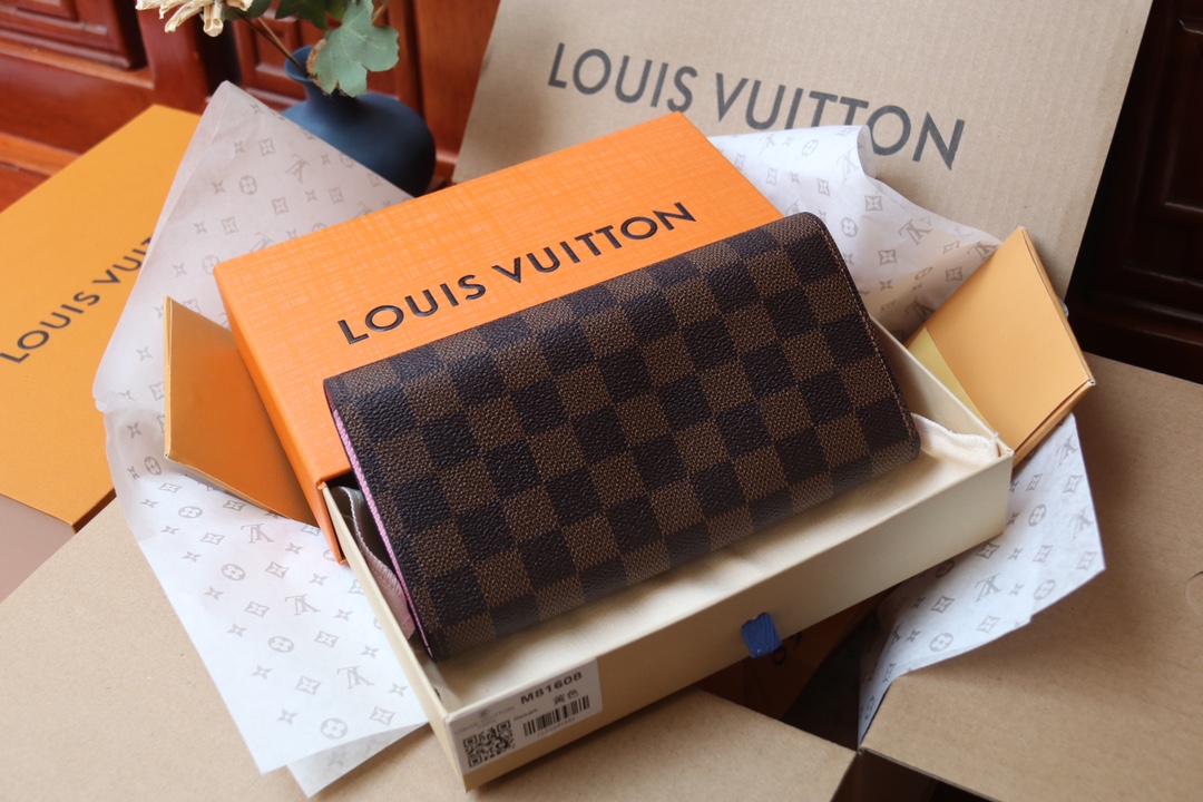 Louis Vuitton 独家 M63551这款Sarah钱包采用Damier Ebene帆布制作