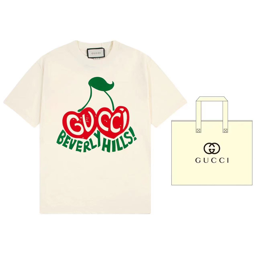 （➕5🉑配手提袋） Gucci 古驰 比弗利山庄樱桃🍒字母印花短袖 原版面料 官方同款 定制240克同缸染面料 手感非常舒服 春夏最新砖柜同步 OS落肩版型 时尚又个性 超级百搭好看的一款 男女都非常合适 人手必备款 吊牌 领标 水洗…
