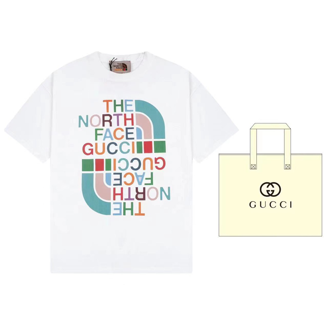 （➕5🉑配手提袋） Gucci 古驰 The North Face与Gucci拥有相似的发展历史和价值观，并且秉持相同的探索精神，这次两大品牌特别推出The North Face x Gucci联名系列，这款T恤便是其中一款出众单品。在…