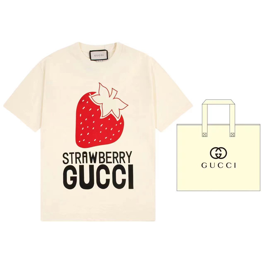 （➕5🉑配手提袋） Gucci 古驰 “Strawberry Gucci”印花短袖 Gucci借鉴流行文化元素，继续运用不同形状和类型的水果元素丰富设计美学。 原版面料 官方同款 定制240克同缸染面料 手感非常舒服 春夏最新砖柜同步 …