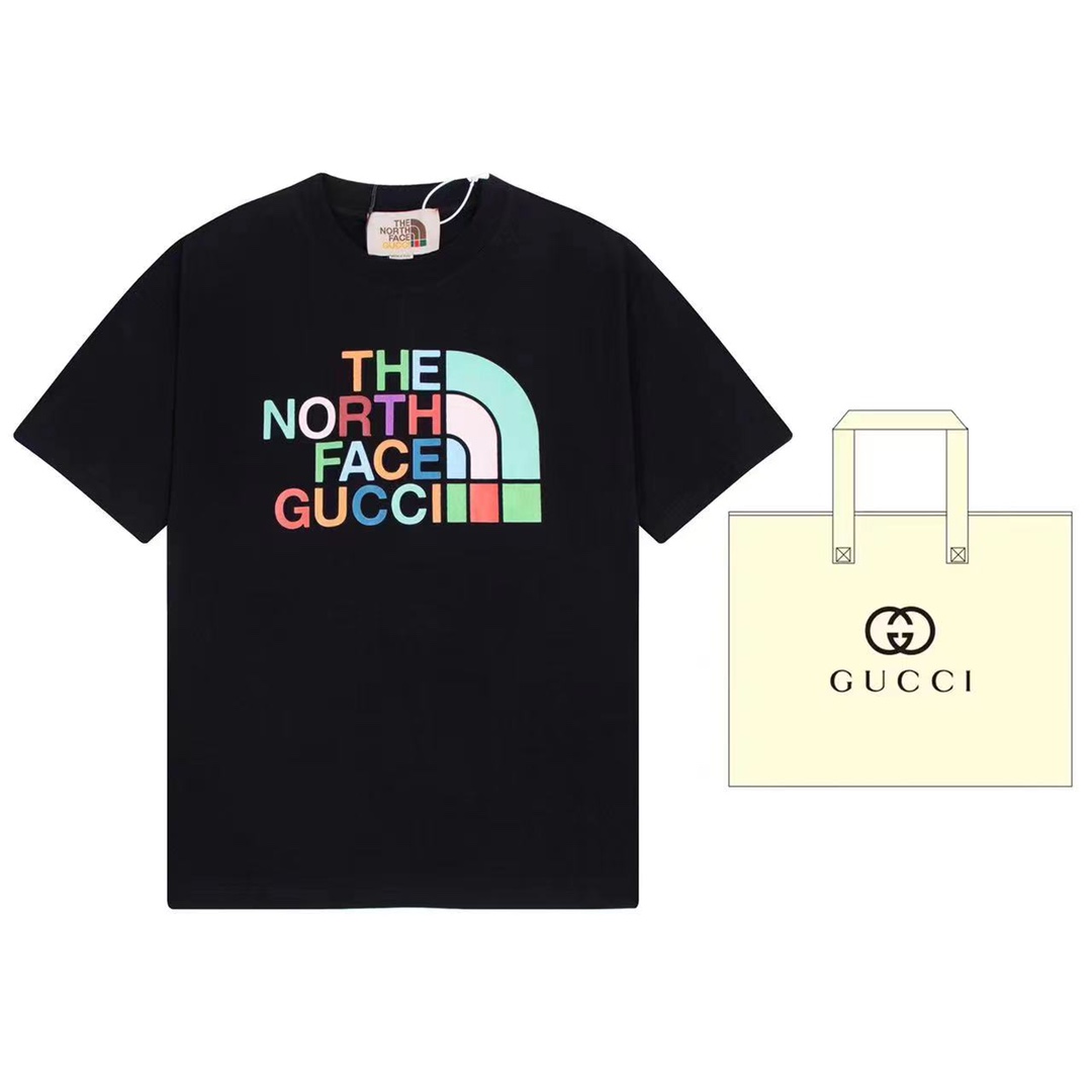 （➕5🉑配手提袋） Gucci 古驰 The North Face与Gucci拥有相似的发展历史和价值观，并且秉持相同的探索精神，这次两大品牌特别推出The North Face x Gucci联名系列，这款T恤便是其中一款出众单品。在…