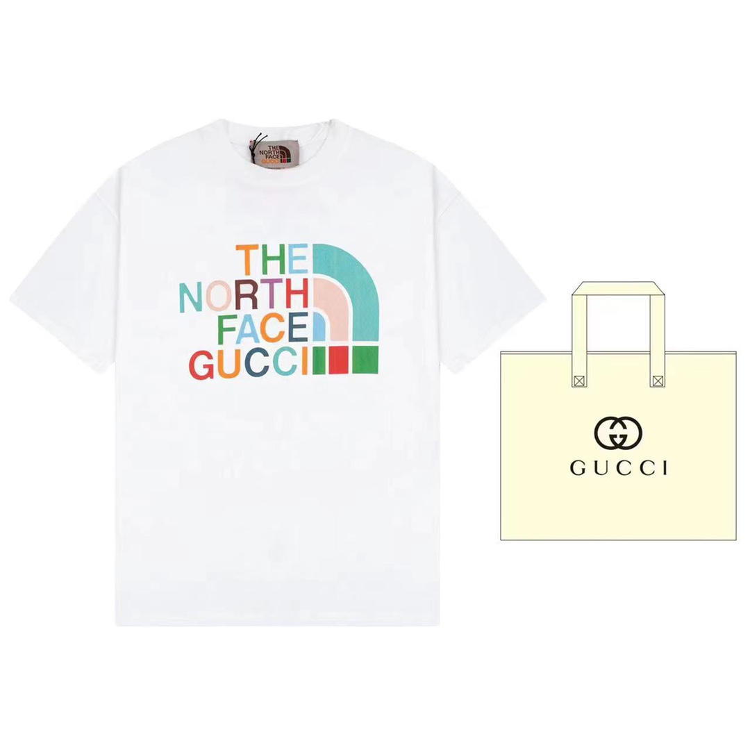（➕5🉑配手提袋） Gucci 古驰 The North Face与Gucci拥有相似的发展历史和价值观，并且秉持相同的探索精神，这次两大品牌特别推出The North Face x Gucci联名系列，这款T恤便是其中一款出众单品。在…