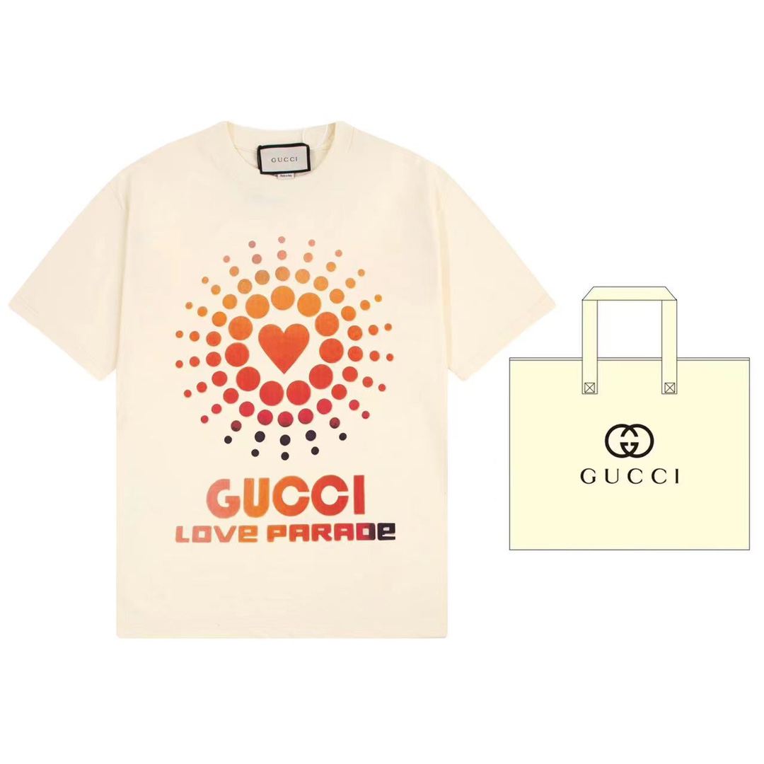 （➕5🉑配手提袋） Gucci 古驰《古驰爱的进行曲》系列从好莱坞的迷人流行文化汲取灵感，融合好莱坞的老派情调和新式风尚，致敬这座在电影业掀起魅力热潮的城市。这款T恤以不同颜色的心形太阳图案描绘“Gucci Love Parade”印花…