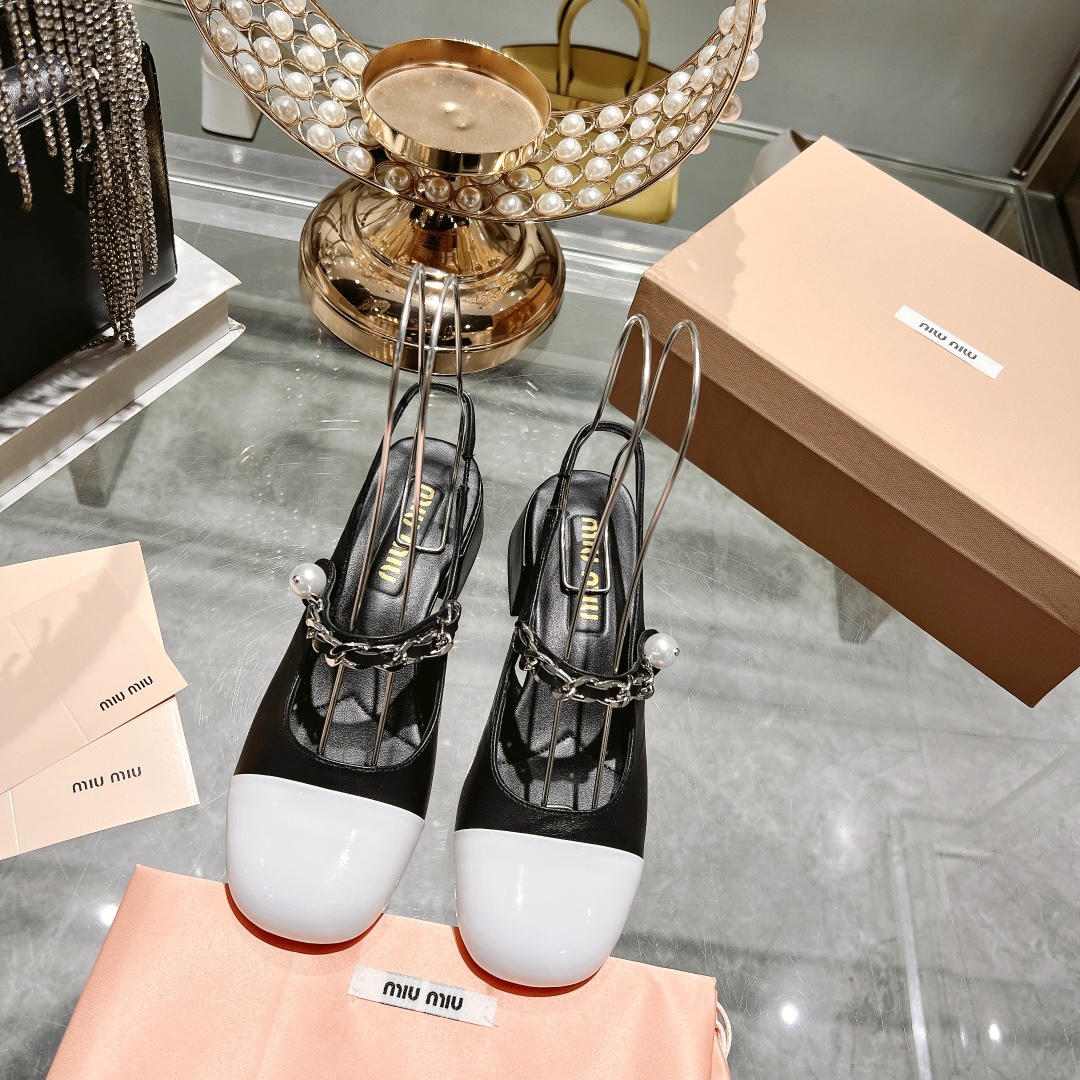 NO:239985,Single-shoe sandal counter upgraded miumiu 23 new thin heel with thick heel Mary Jane silky smooth and delicate texture full score. The splicing of two different leathers is more interesting. Elegant sweet and cool mix style. Heel height 4.5cm 7cm 7cm girl camp gentle ceiling is beautiful, sandals single shoes, miumiu, sandals, mary jane19860909单鞋凉鞋专柜升级miumiu 23新款细跟带粗跟玛丽珍丝滑细腻质感满分 两种不同皮质的拼接更加有趣 优雅甜酷的混搭风 跟高4.5cm 7cm女孩阵营温柔的天花板美呆了,凉鞋单鞋,miumiu,sandals,mary jane,Women's Shoes