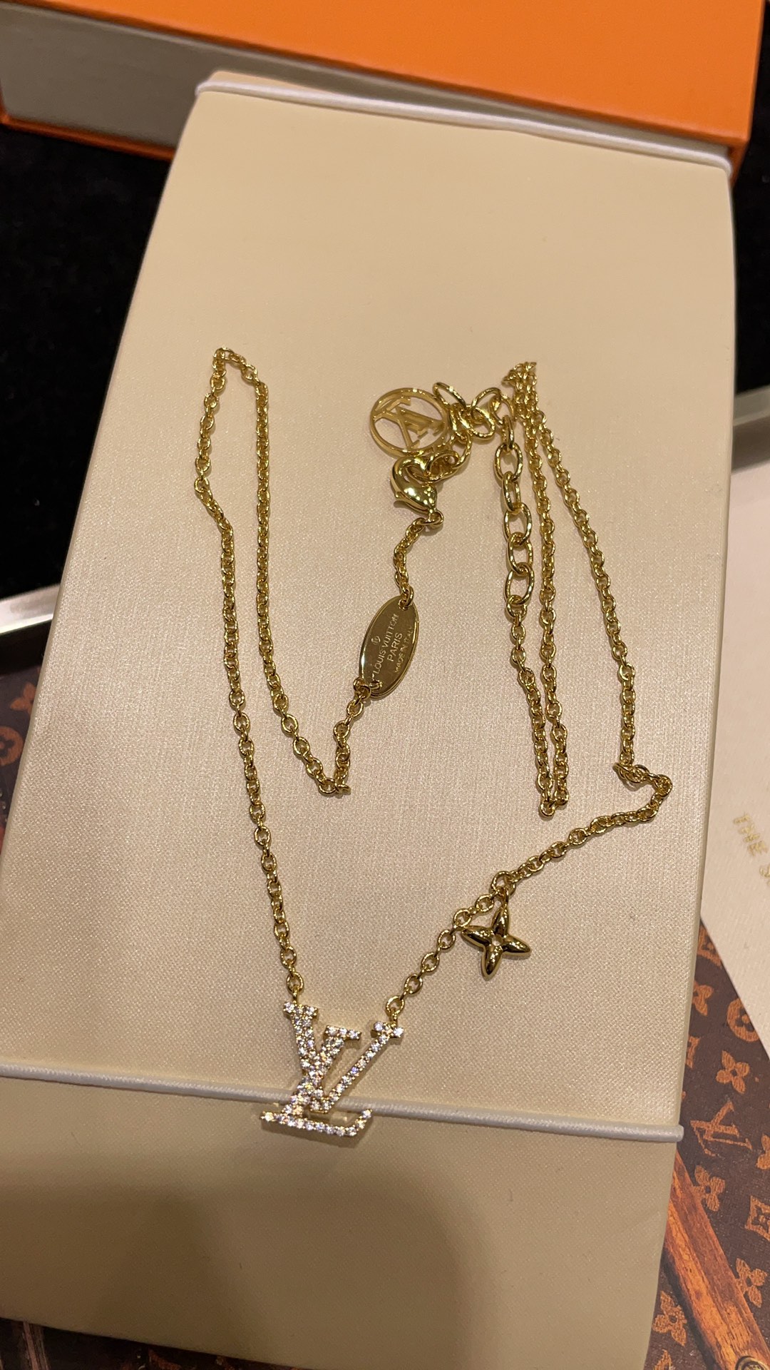 NO:816246,88180, earrings, same price as necklace, LV ICONIC necklace and earrings, gold full-diamond letter crystal pendant, Monogram pattern, classic and simple letter design, who looks good on whoever wears it. Arrange for couples. Z-version customized, same brass material, gold-plated. Customized at small price. Know the goods and close your eyes. Necklace, earrings with picture packaging box, louis vuitton, necklace, gold plating, Cartier high-end jewelry1986090988180,耳钉 项链同价 LV ICONIC 项链耳钉 金色满钻字母水晶吊坠Monogram图案 经典简约的字母设计谁戴谁好看 情侣款安排一下 z版定制一样黄铜材质镀金 定制小价位 懂货宝子闭眼入 项链、耳钉带图片包装盒,,louis vuitton,necklace,gold plating,卡迪亚高端饰品,Jewelry