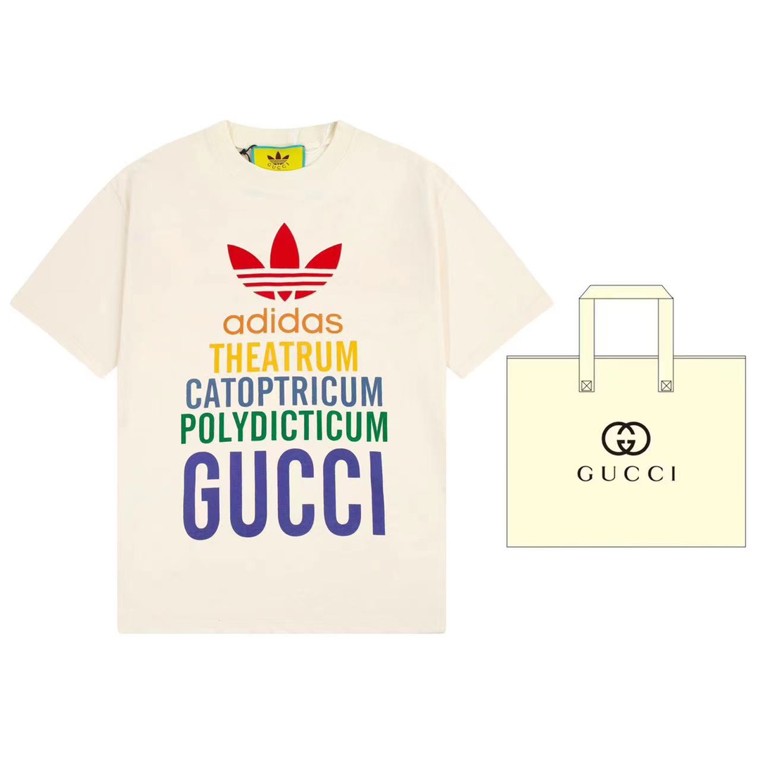 （➕5🉑配手提袋） Gucci 古驰 作为adidas x Gucci联名系列之一，这款T恤饰有Trefoil“adidas Theatrum Catoptricum Polydicticum Gucci”印花。adidas和Gucci…