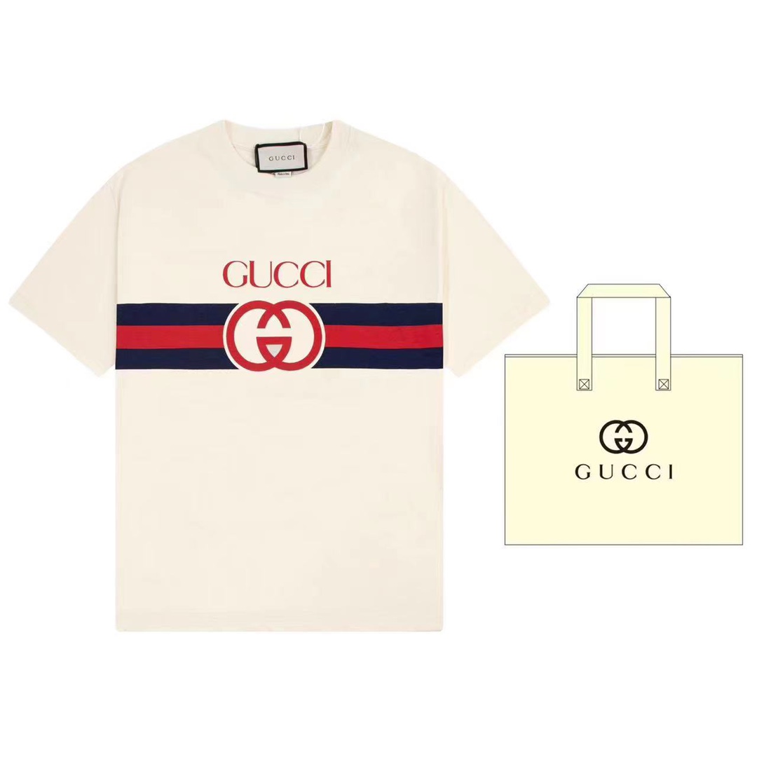 (+5 can include handbag) Gucci vintage logo inspired by 80s prints. This short-sleeve knit cotton T-shirt cleverly uses…