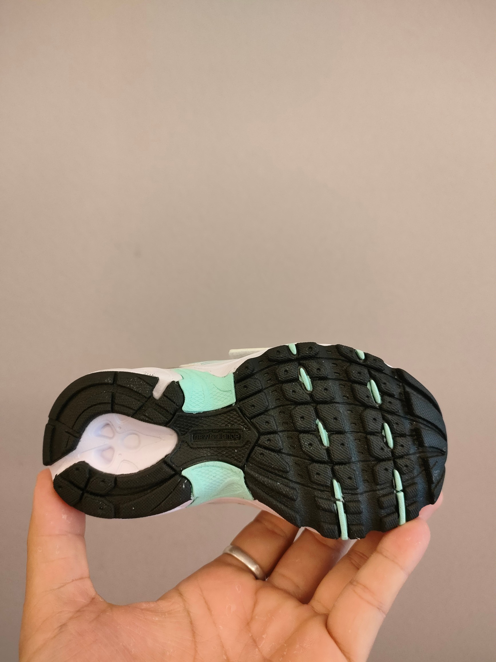 图片[7]-软材质+魔术贴+防臭海波丽鞋店 尺码26-37 带来经典系列 经典的530系列！该系列传承了品牌的诸多优点，大胆创新！堪称经典系列里的经典，也是最为热门的系列！时隔一年，再次带来的童鞋，必属重磅～-选品中心