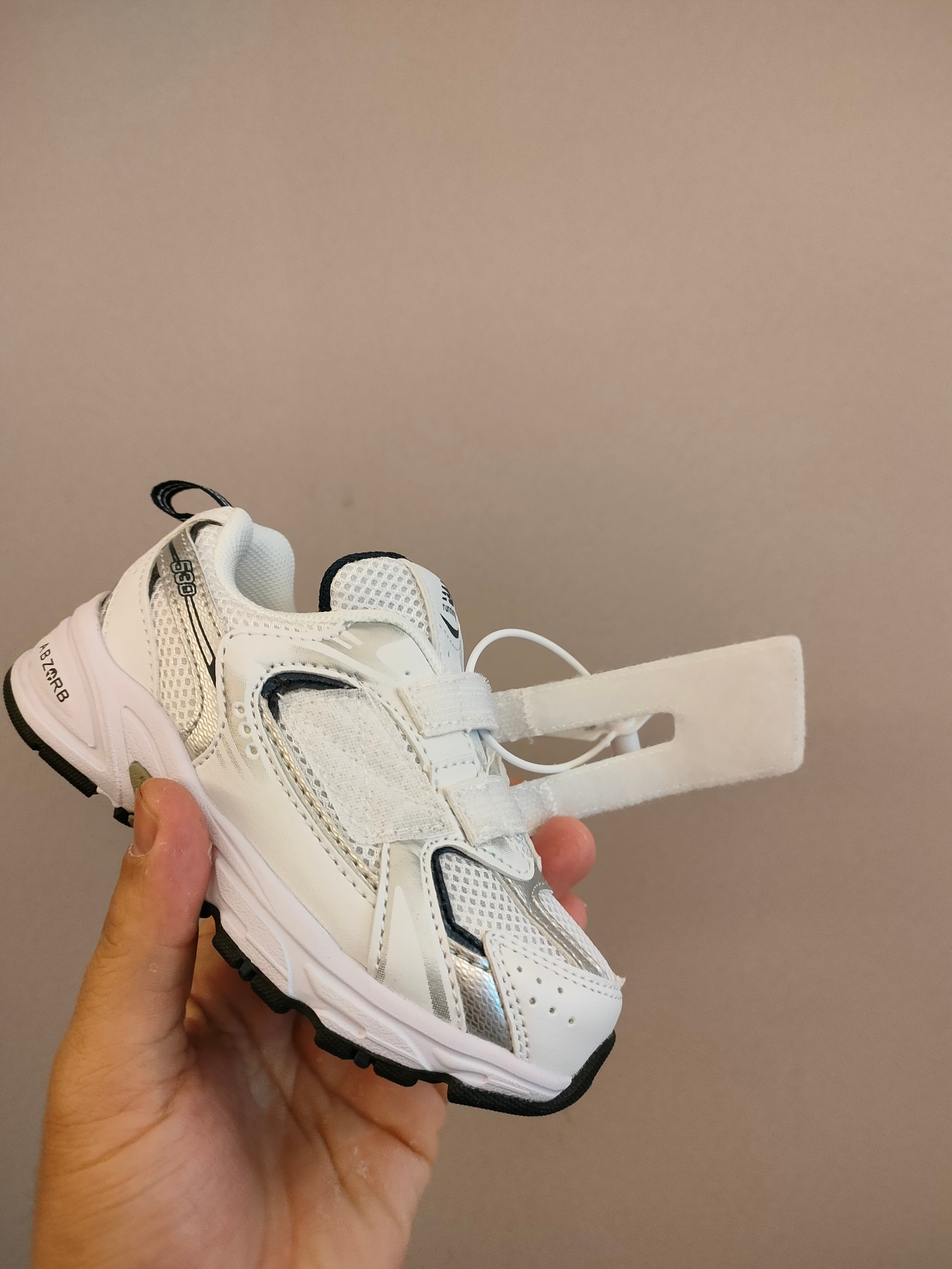 图片[8]-530魔术贴共10色 软材质+魔术贴+防臭海波丽鞋店 尺码26-37 带来经典系列 经典的530系列！该系列传承了品牌的诸多优点，大胆创新！堪称经典系列里的经典，也是最为热门的系列！时隔一年，再次带来的童鞋，必属重磅～-选品中心