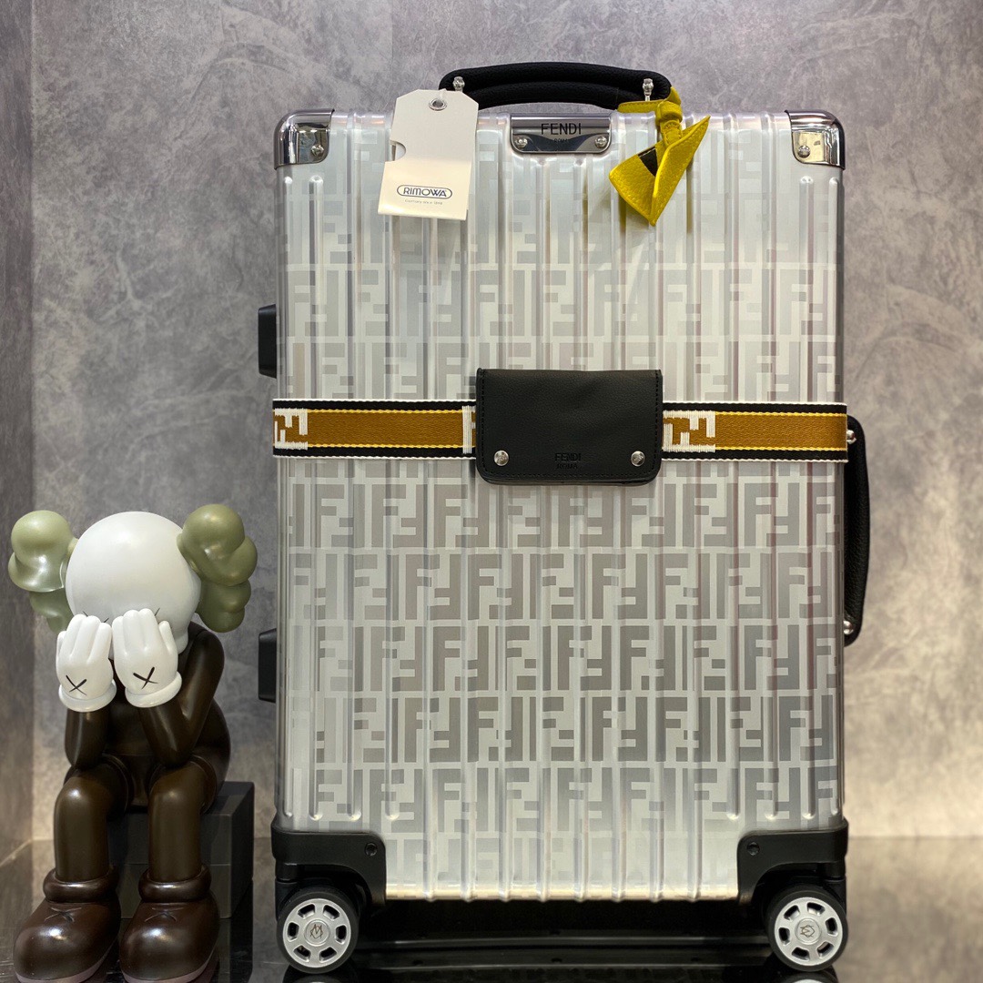 Edición colaborativa Fendi & RIMOWA. La moda y la sencillez elegante se fusionan. (Proceso de panel oxidado d…