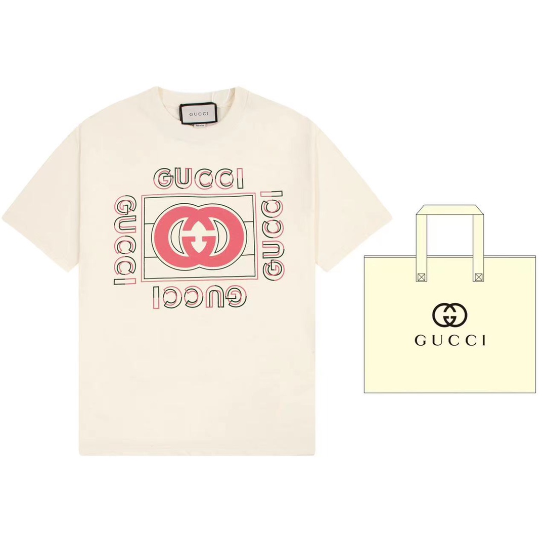 （➕5🉑配手提袋） Gucci 古驰 借鉴80年代的复古印花，Gucci复古标识在这款米白色棉质针织T恤上显得格外耀眼。 原版面料 官方同款 定制240克同缸染面料 手感非常舒服 春夏最新砖柜同步 OS落肩版型 时尚又个性 超级百搭好看…