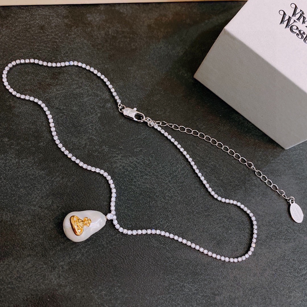 P85     vivienne westwood西太后项链土星项链！英国时装设计师，时装的朋克之母！时尚潮流风格，品质强大，超美的设计！简约大气刺绣Logo‼精致💎这个款不用担心不好看，因为经典的元素洋气的新设计！赠礼的完美之选，充分展现个性风范。品质非常整个首饰给人大牌气场的同时又非常精致，让整个人的层次提升好几个level💟绝对值得入手‼️🌟