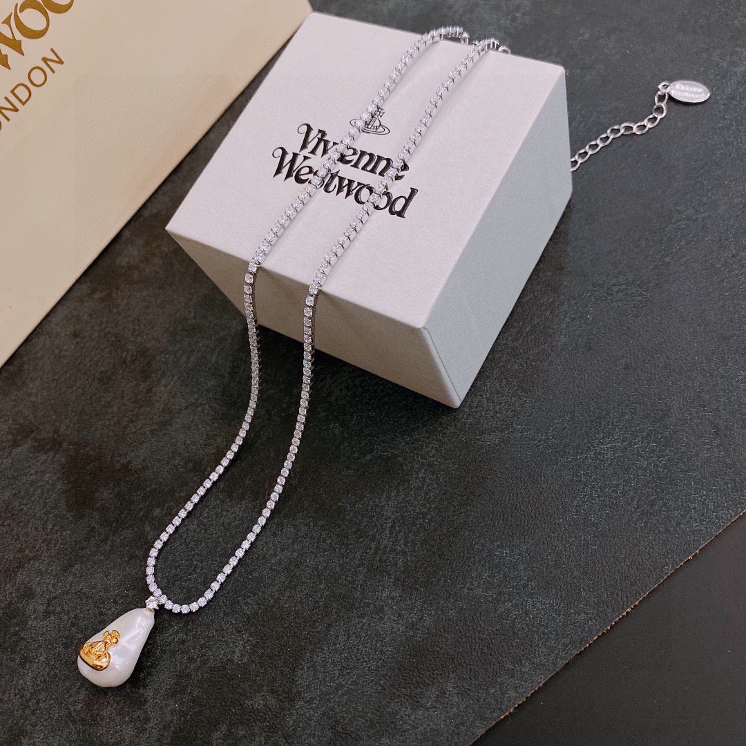 P85     vivienne westwood西太后项链土星项链！英国时装设计师，时装的朋克之母！时尚潮流风格，品质强大，超美的设计！简约大气刺绣Logo‼精致💎这个款不用担心不好看，因为经典的元素洋气的新设计！赠礼的完美之选，充分展现个性风范。品质非常整个首饰给人大牌气场的同时又非常精致，让整个人的层次提升好几个level💟绝对值得入手‼️🌟