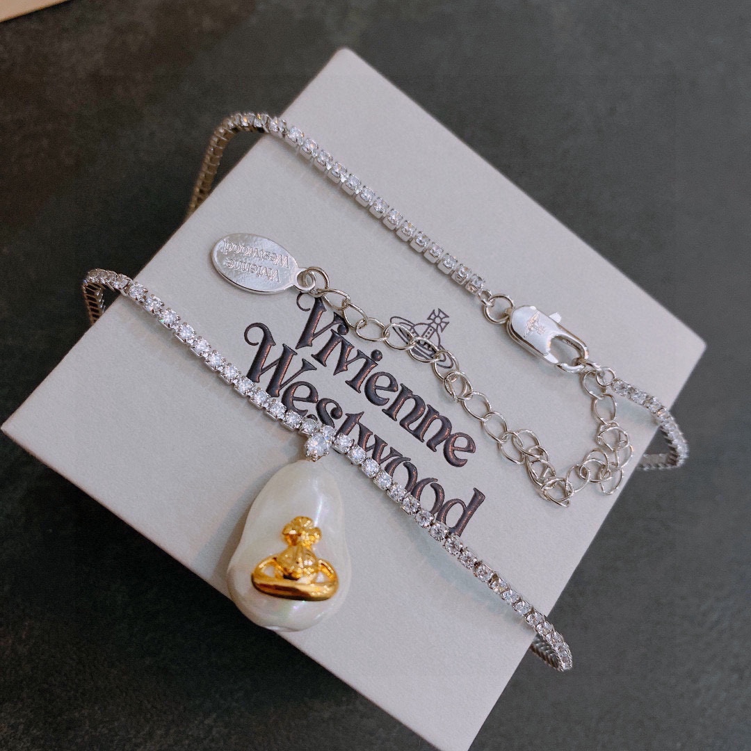 P85     vivienne westwood西太后项链土星项链！英国时装设计师，时装的朋克之母！时尚潮流风格，品质强大，超美的设计！简约大气刺绣Logo‼精致💎这个款不用担心不好看，因为经典的元素洋气的新设计！赠礼的完美之选，充分展现个性风范。品质非常整个首饰给人大牌气场的同时又非常精致，让整个人的层次提升好几个level💟绝对值得入手‼️🌟