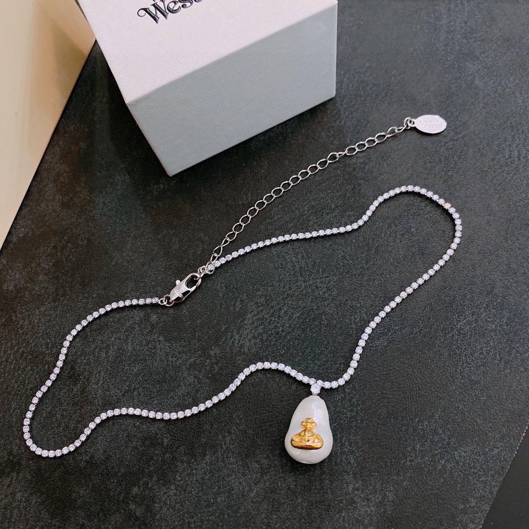 P85     vivienne westwood西太后项链土星项链！英国时装设计师，时装的朋克之母！时尚潮流风格，品质强大，超美的设计！简约大气刺绣Logo‼精致💎这个款不用担心不好看，因为经典的元素洋气的新设计！赠礼的完美之选，充分展现个性风范。品质非常整个首饰给人大牌气场的同时又非常精致，让整个人的层次提升好几个level💟绝对值得入手‼️🌟