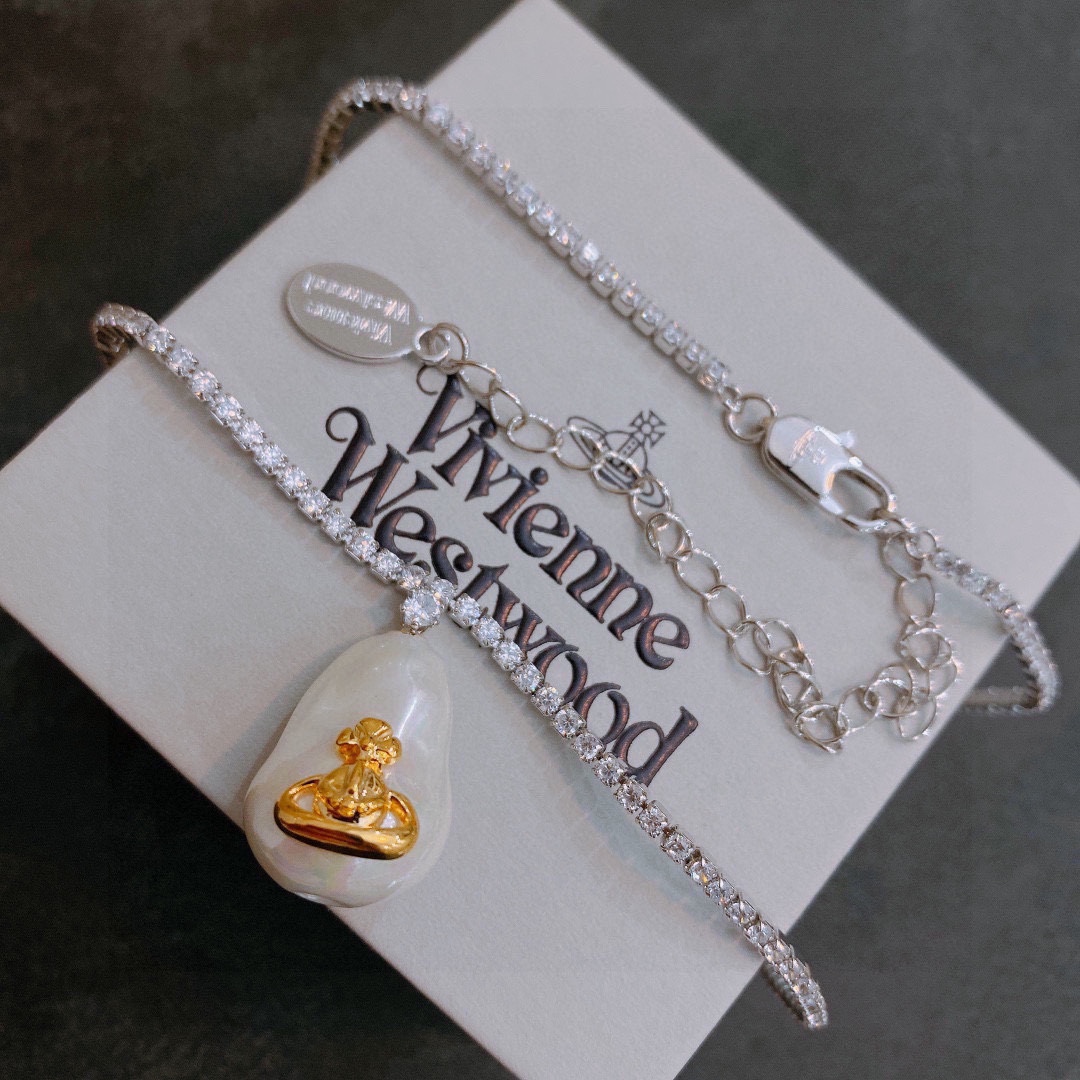 P85     vivienne westwood西太后项链土星项链！英国时装设计师，时装的朋克之母！时尚潮流风格，品质强大，超美的设计！简约大气刺绣Logo‼精致💎这个款不用担心不好看，因为经典的元素洋气的新设计！赠礼的完美之选，充分展现个性风范。品质非常整个首饰给人大牌气场的同时又非常精致，让整个人的层次提升好几个level💟绝对值得入手‼️🌟