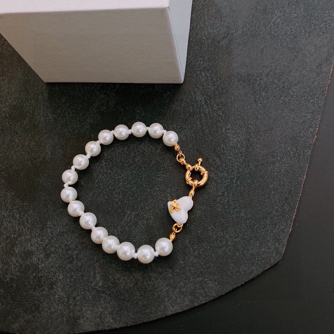 P80     vivienne westwood西太后手链薇薇安土星手链！英国时装设计师，时装的朋克之母！时尚潮流风格，品质强大，超美的设计！简约大气刺绣Logo‼精致💎这个款不用担心不好看，因为经典的元素洋气的新设计！赠礼的完美之选，充分展现个性风范。品质非常整个首饰给人大牌气场的同时又非常精致，让整个人的层次提升好几个level💟绝对值得入手‼️🌟