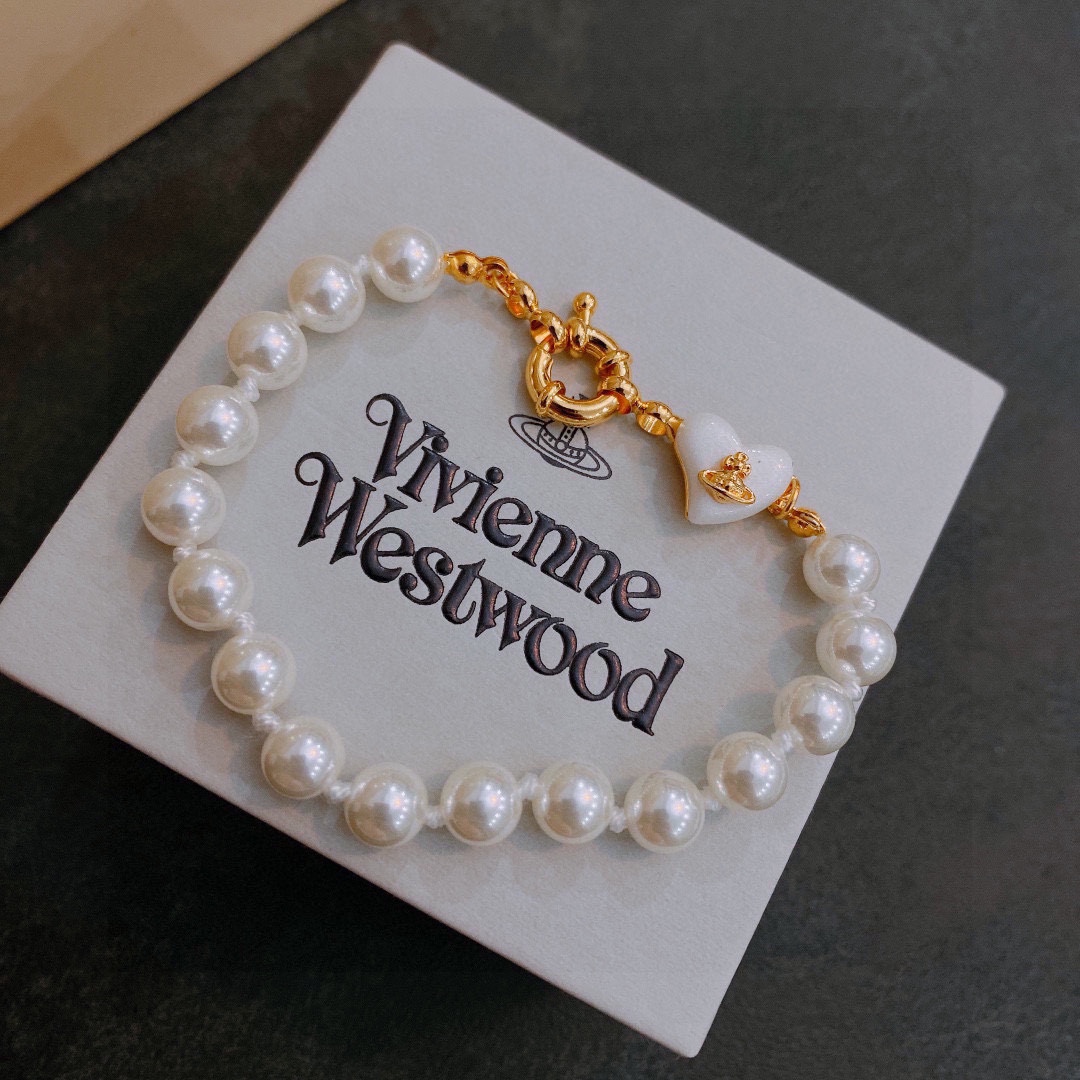 P80     vivienne westwood西太后手链薇薇安土星手链！英国时装设计师，时装的朋克之母！时尚潮流风格，品质强大，超美的设计！简约大气刺绣Logo‼精致💎这个款不用担心不好看，因为经典的元素洋气的新设计！赠礼的完美之选，充分展现个性风范。品质非常整个首饰给人大牌气场的同时又非常精致，让整个人的层次提升好几个level💟绝对值得入手‼️🌟