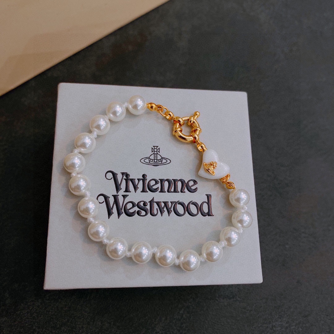 P80     vivienne westwood西太后手链薇薇安土星手链！英国时装设计师，时装的朋克之母！时尚潮流风格，品质强大，超美的设计！简约大气刺绣Logo‼精致💎这个款不用担心不好看，因为经典的元素洋气的新设计！赠礼的完美之选，充分展现个性风范。品质非常整个首饰给人大牌气场的同时又非常精致，让整个人的层次提升好几个level💟绝对值得入手‼️🌟