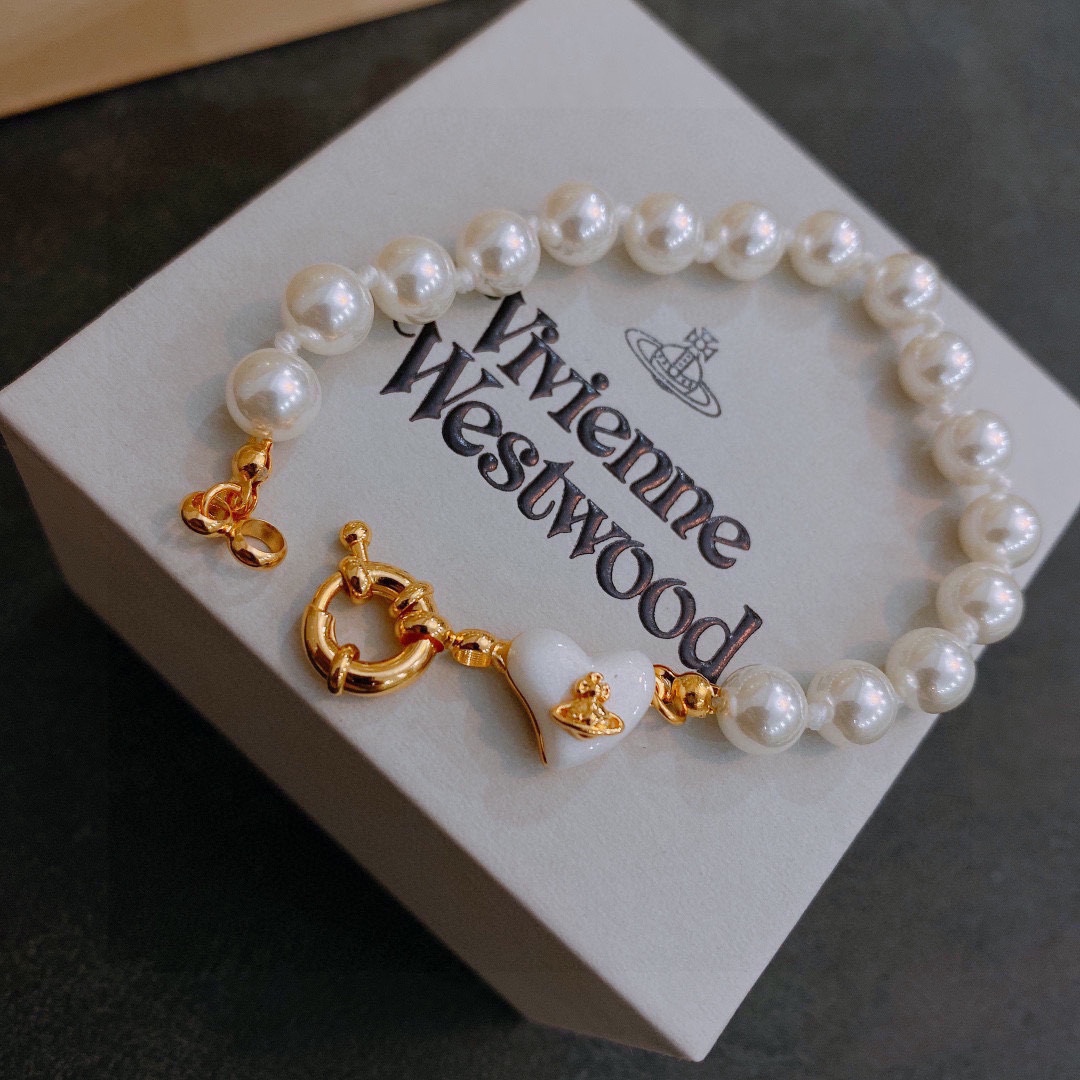 P80     vivienne westwood西太后手链薇薇安土星手链！英国时装设计师，时装的朋克之母！时尚潮流风格，品质强大，超美的设计！简约大气刺绣Logo‼精致💎这个款不用担心不好看，因为经典的元素洋气的新设计！赠礼的完美之选，充分展现个性风范。品质非常整个首饰给人大牌气场的同时又非常精致，让整个人的层次提升好几个level💟绝对值得入手‼️🌟