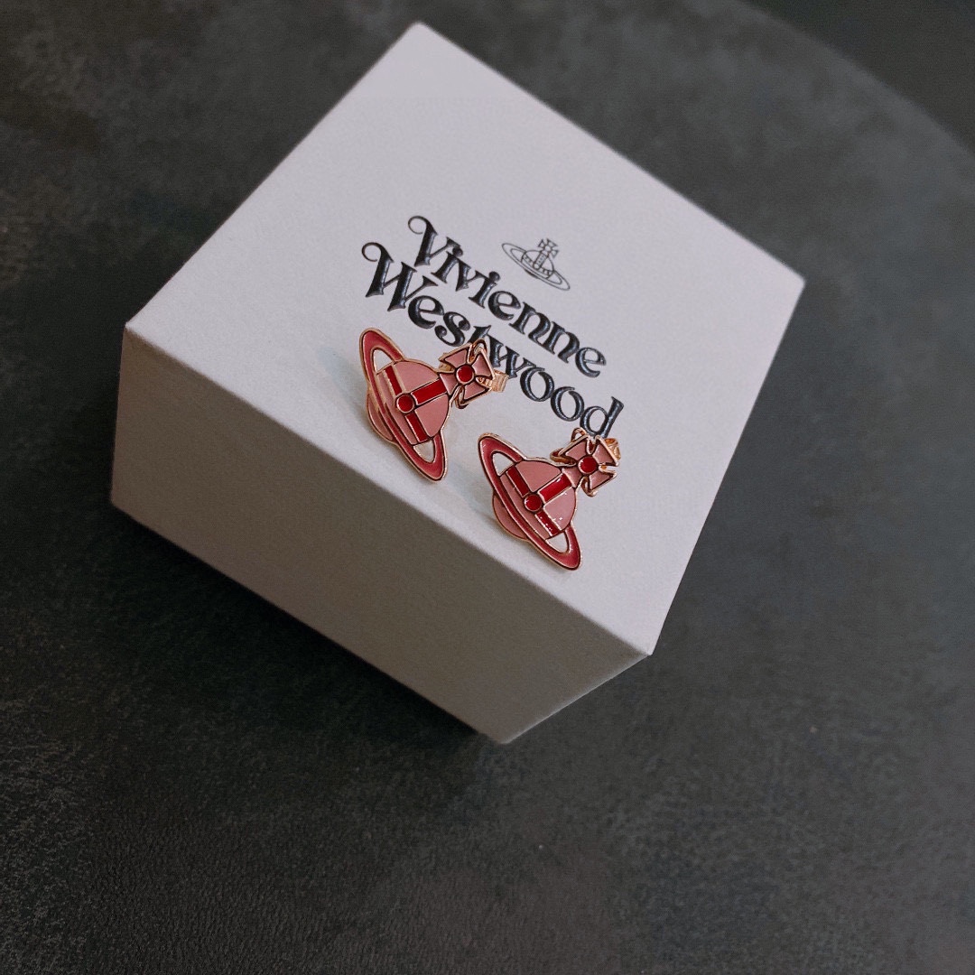 P65    西太后耳环Vivienne Westwood 😍在国内粉丝称为(西太后)在时装界享有“朋克之母”的称号，Vivienne Westwood曾是朋克运动的显赫人物，她使摇滚具有了典型的外表，撕口子或挖洞的T恤、拉链、色情口号、金属挂链等，并一直影响至今。❤️❤️耳钉 个性时尚 潮流 9.25银针