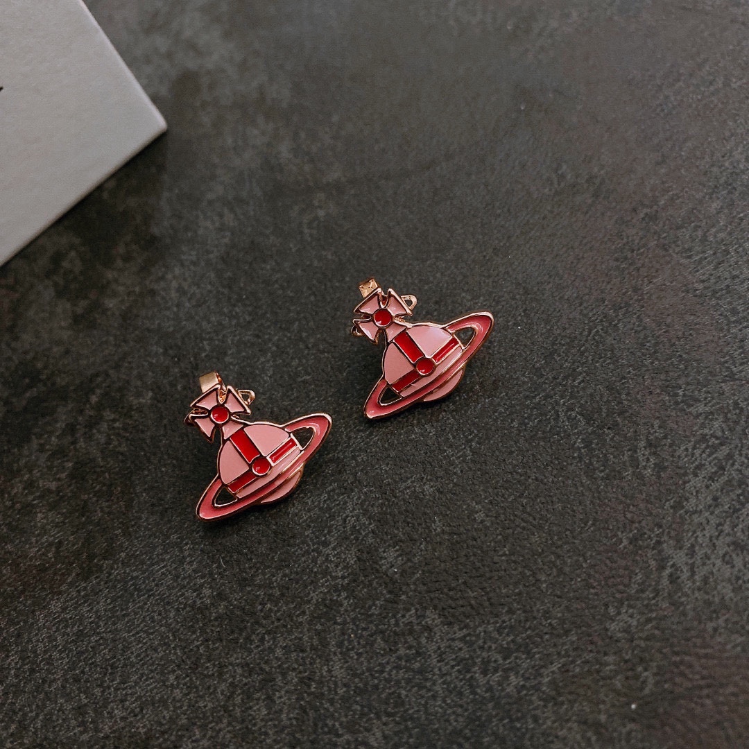 P65    西太后耳环Vivienne Westwood 😍在国内粉丝称为(西太后)在时装界享有“朋克之母”的称号，Vivienne Westwood曾是朋克运动的显赫人物，她使摇滚具有了典型的外表，撕口子或挖洞的T恤、拉链、色情口号、金属挂链等，并一直影响至今。❤️❤️耳钉 个性时尚 潮流 9.25银针