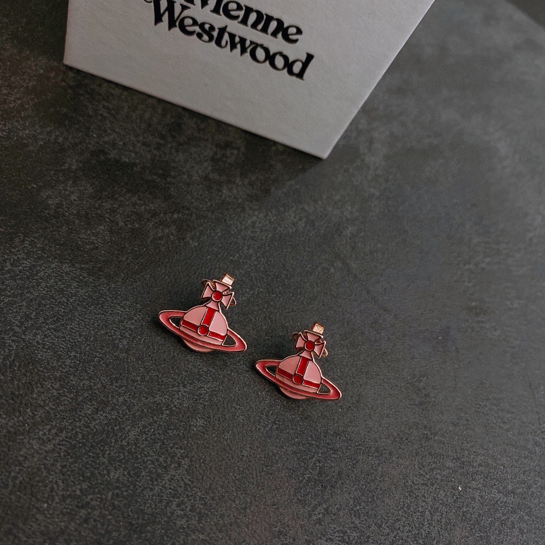 P65    西太后耳环Vivienne Westwood 😍在国内粉丝称为(西太后)在时装界享有“朋克之母”的称号，Vivienne Westwood曾是朋克运动的显赫人物，她使摇滚具有了典型的外表，撕口子或挖洞的T恤、拉链、色情口号、金属挂链等，并一直影响至今。❤️❤️耳钉 个性时尚 潮流 9.25银针