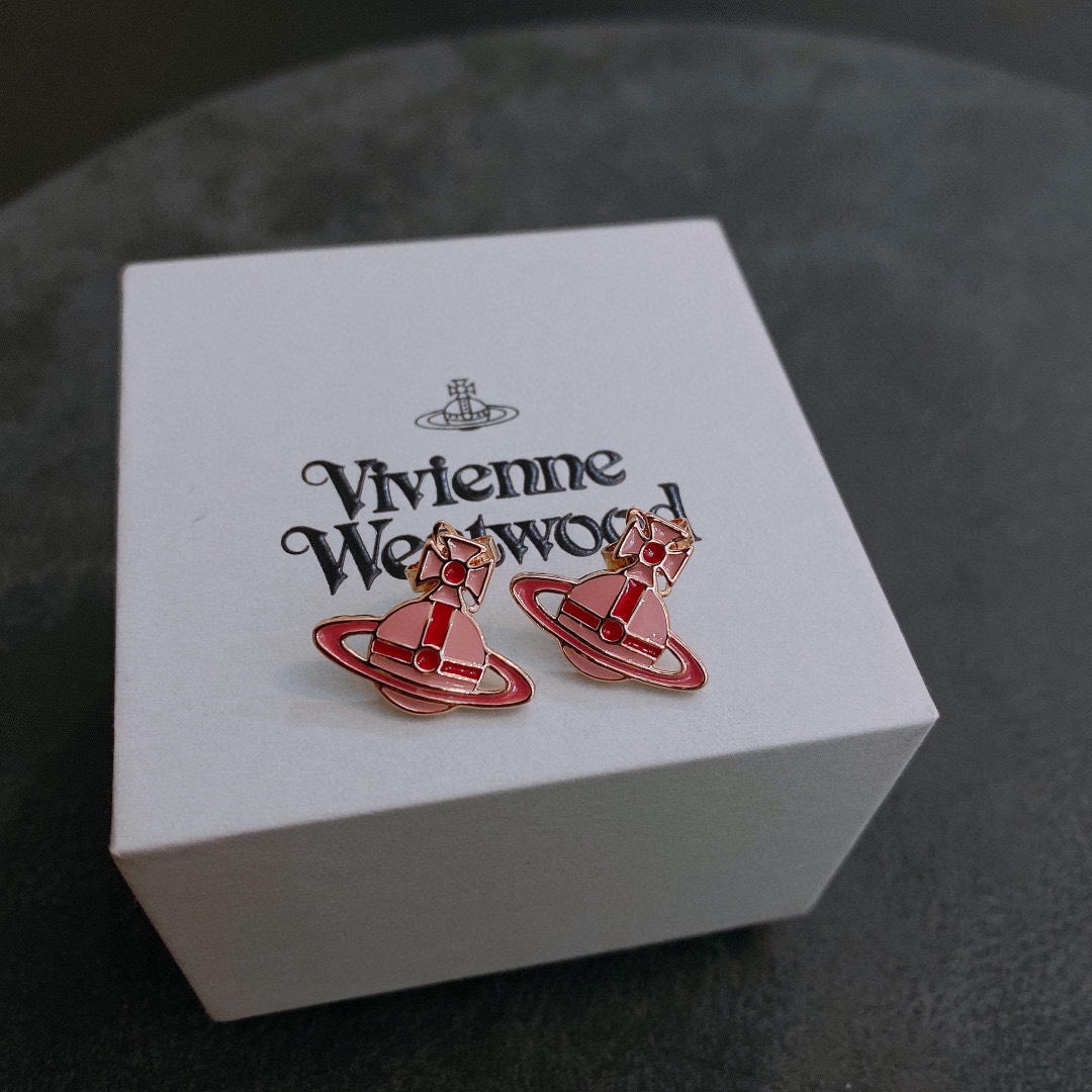 P65    西太后耳环Vivienne Westwood 😍在国内粉丝称为(西太后)在时装界享有“朋克之母”的称号，Vivienne Westwood曾是朋克运动的显赫人物，她使摇滚具有了典型的外表，撕口子或挖洞的T恤、拉链、色情口号、金属挂链等，并一直影响至今。❤️❤️耳钉 个性时尚 潮流 9.25银针