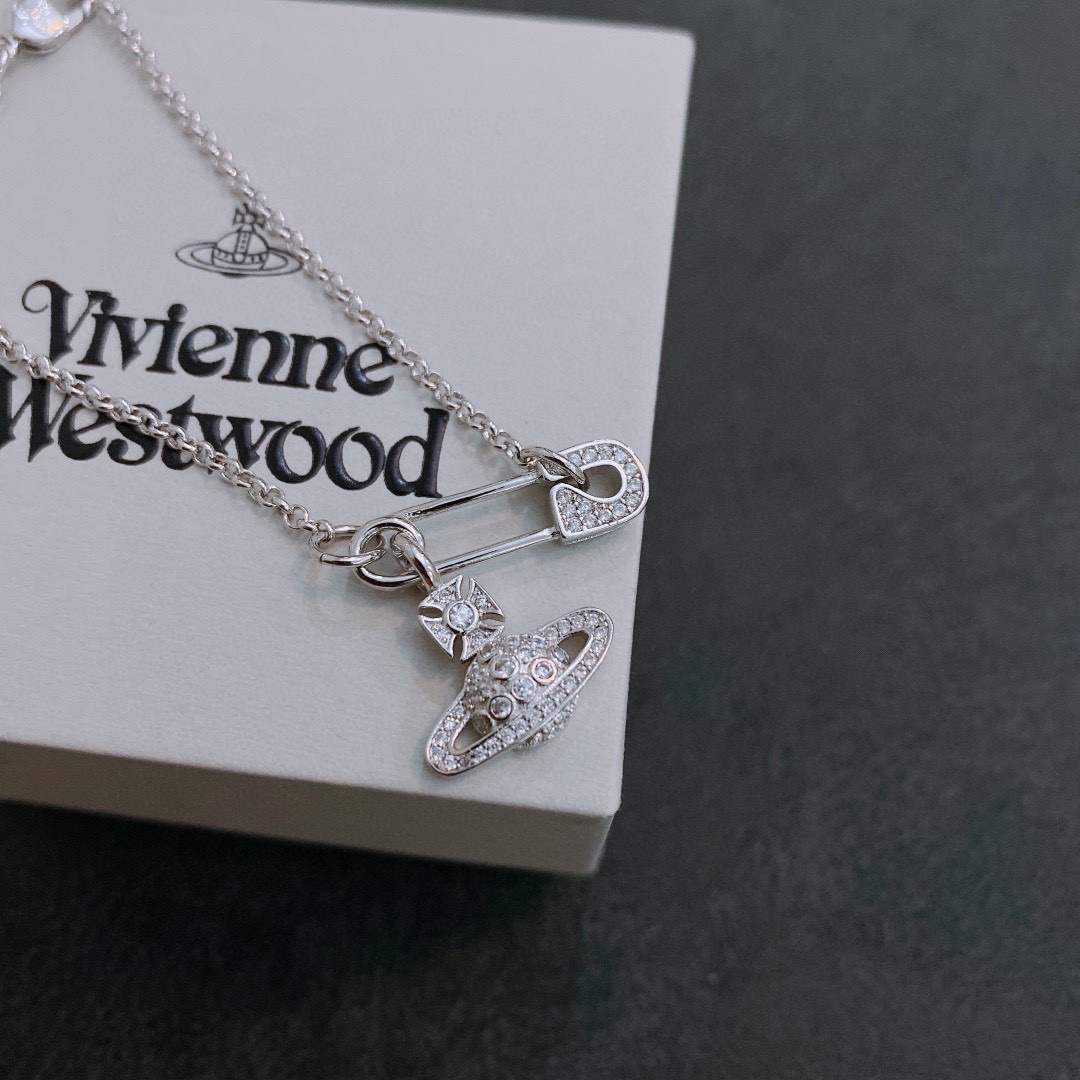 P75     vivienne westwood西太后薇薇安土星别针手链！英国时装设计师，时装的朋克之母！时尚潮流风格，品质强大，超美的设计！简约大气刺绣Logo‼精致💎这个款不用担心不好看，因为经典的元素洋气的新设计！赠礼的完美之选，充分展现个性风范。品质非常整个首饰给人大牌气场的同时又非常精致，让整个人的层次提升好几个level💟绝对值得入手‼️🌟