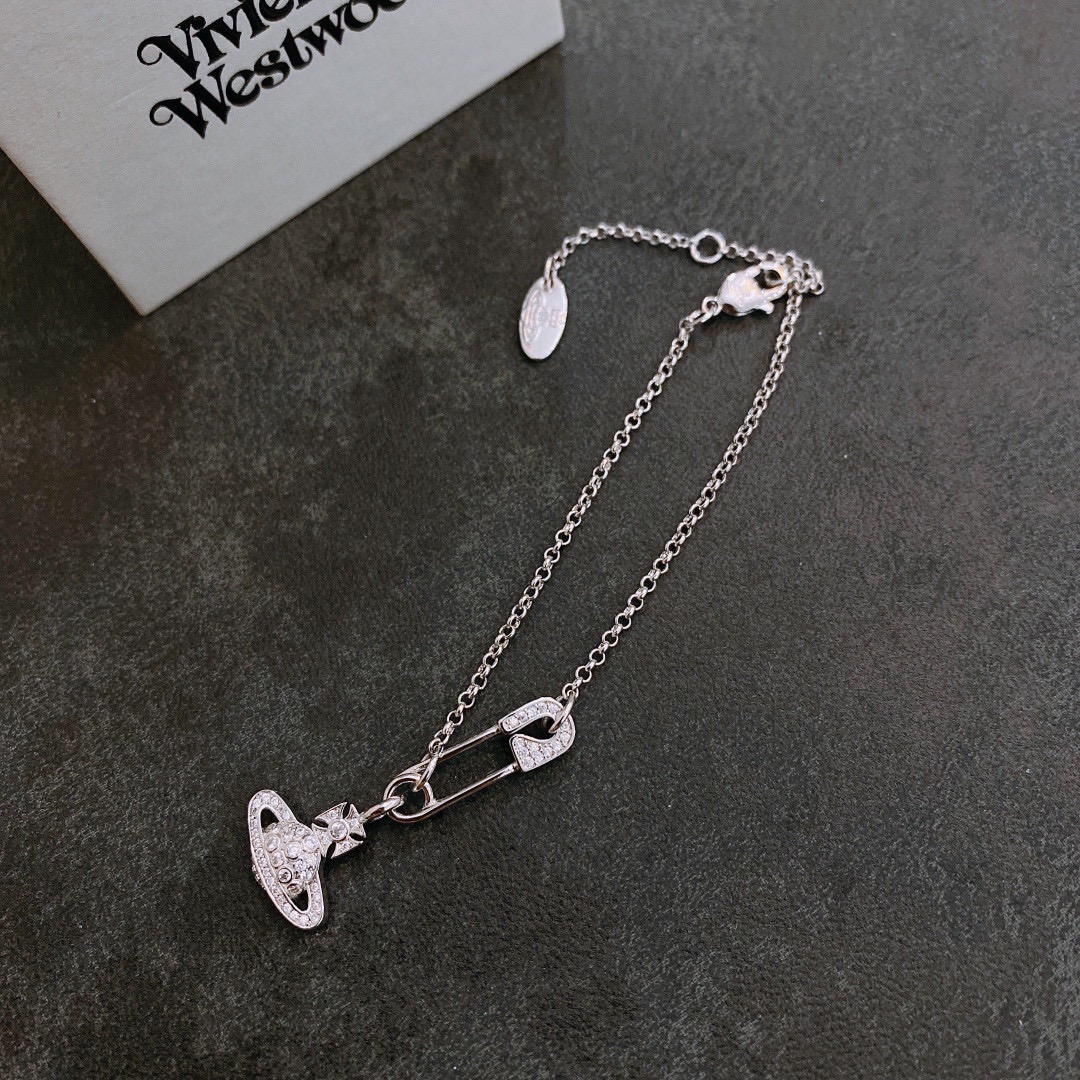 P75     vivienne westwood西太后薇薇安土星别针手链！英国时装设计师，时装的朋克之母！时尚潮流风格，品质强大，超美的设计！简约大气刺绣Logo‼精致💎这个款不用担心不好看，因为经典的元素洋气的新设计！赠礼的完美之选，充分展现个性风范。品质非常整个首饰给人大牌气场的同时又非常精致，让整个人的层次提升好几个level💟绝对值得入手‼️🌟