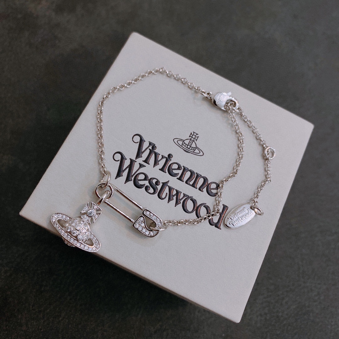 P75     vivienne westwood西太后薇薇安土星别针手链！英国时装设计师，时装的朋克之母！时尚潮流风格，品质强大，超美的设计！简约大气刺绣Logo‼精致💎这个款不用担心不好看，因为经典的元素洋气的新设计！赠礼的完美之选，充分展现个性风范。品质非常整个首饰给人大牌气场的同时又非常精致，让整个人的层次提升好几个level💟绝对值得入手‼️🌟