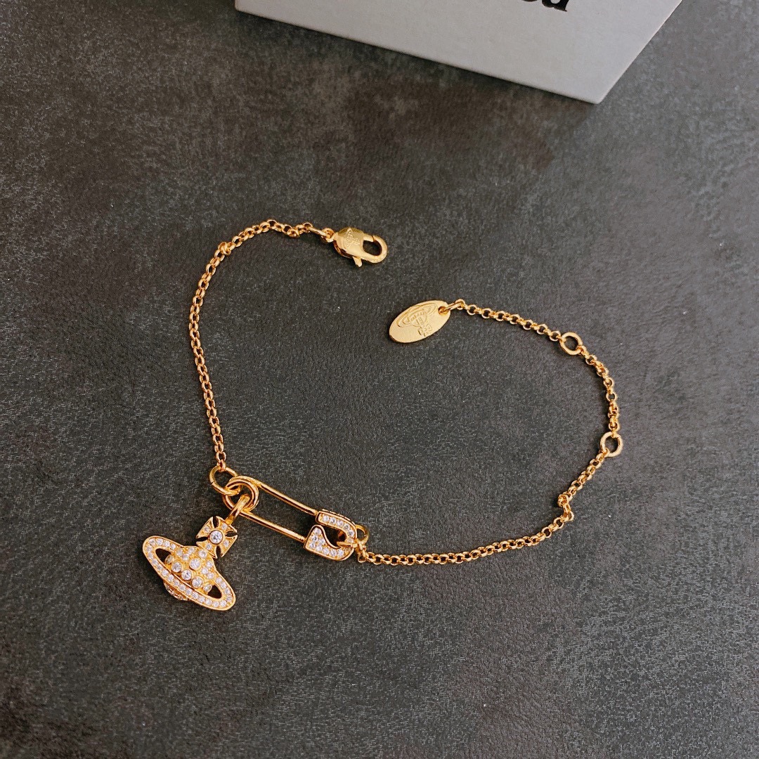 P75     vivienne westwood西太后薇薇安土星别针手链！英国时装设计师，时装的朋克之母！时尚潮流风格，品质强大，超美的设计！简约大气刺绣Logo‼精致💎这个款不用担心不好看，因为经典的元素洋气的新设计！赠礼的完美之选，充分展现个性风范。品质非常整个首饰给人大牌气场的同时又非常精致，让整个人的层次提升好几个level💟绝对值得入手‼️🌟