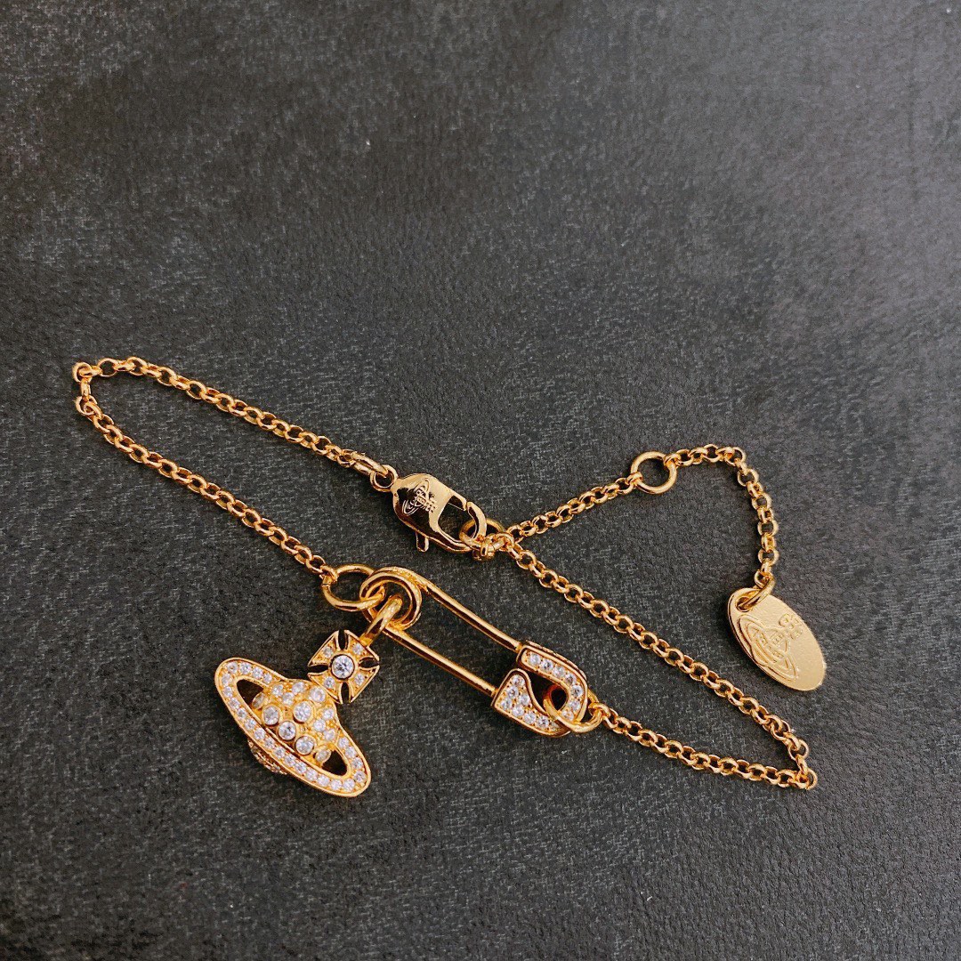 P75     vivienne westwood西太后薇薇安土星别针手链！英国时装设计师，时装的朋克之母！时尚潮流风格，品质强大，超美的设计！简约大气刺绣Logo‼精致💎这个款不用担心不好看，因为经典的元素洋气的新设计！赠礼的完美之选，充分展现个性风范。品质非常整个首饰给人大牌气场的同时又非常精致，让整个人的层次提升好几个level💟绝对值得入手‼️🌟