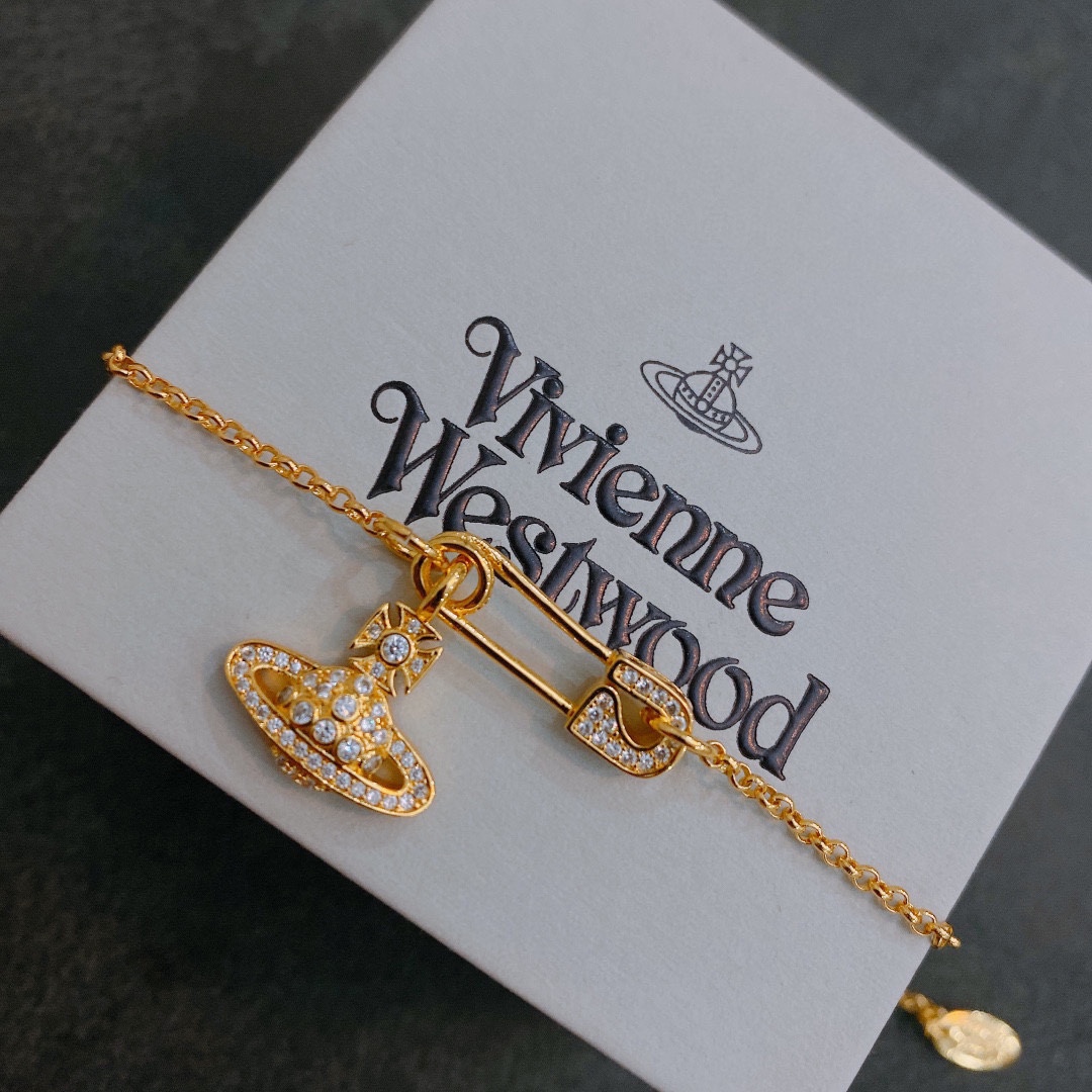 P75     vivienne westwood西太后薇薇安土星别针手链！英国时装设计师，时装的朋克之母！时尚潮流风格，品质强大，超美的设计！简约大气刺绣Logo‼精致💎这个款不用担心不好看，因为经典的元素洋气的新设计！赠礼的完美之选，充分展现个性风范。品质非常整个首饰给人大牌气场的同时又非常精致，让整个人的层次提升好几个level💟绝对值得入手‼️🌟