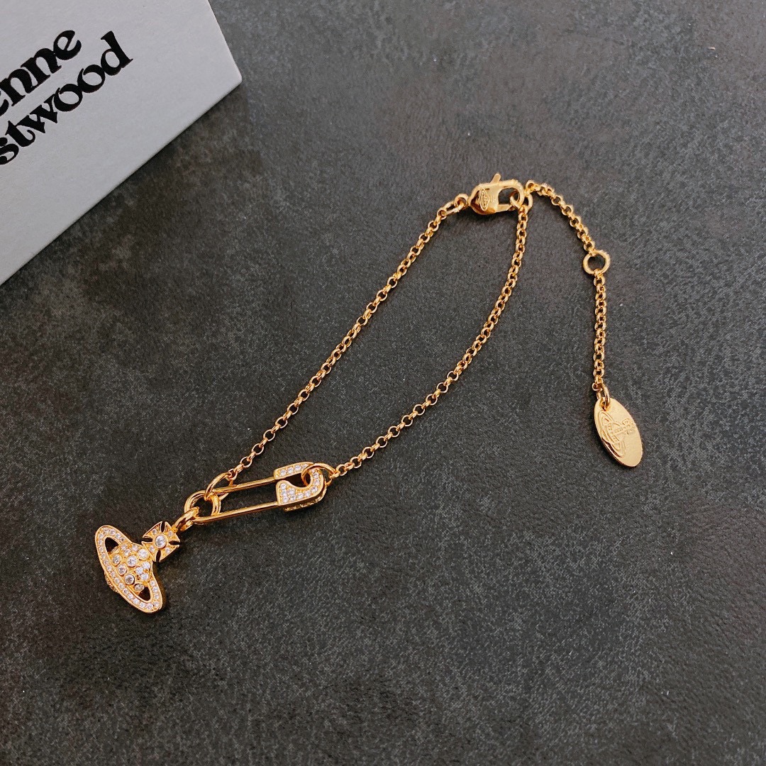 P75     vivienne westwood西太后薇薇安土星别针手链！英国时装设计师，时装的朋克之母！时尚潮流风格，品质强大，超美的设计！简约大气刺绣Logo‼精致💎这个款不用担心不好看，因为经典的元素洋气的新设计！赠礼的完美之选，充分展现个性风范。品质非常整个首饰给人大牌气场的同时又非常精致，让整个人的层次提升好几个level💟绝对值得入手‼️🌟