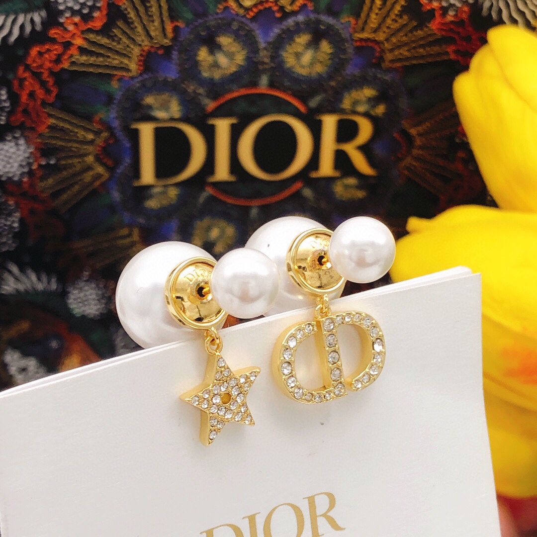 NO:104920,Number DED0233 Dior DIOR Original new product Micro-inlaid diamond CD size pearl star earrings High-end quality, 1:1 mold opening for the counter, original version of the counter is made of brass!  Advanced 925 silver needle anti-allergic treatment, CNC fine engraving, impeccable details, versatile and not picky about face shape, fashionable and confident and not ostentatious, making it charming. The goddess must-have style, jewelry quality, dior, dior19860909编号DED0233 迪奥DIOR 原单新品 微镶钻CD大小珍珠星星耳钉 高端品质,专柜1:1开模,专柜原版同黄铜材质！高级925银针防过敏处理,CNC精雕刻,细节无可挑剔,百搭不挑脸型,时尚自信且不张扬,使其魅力爆灯.女神必备款,饰品精品,dior,dior,Jewelry