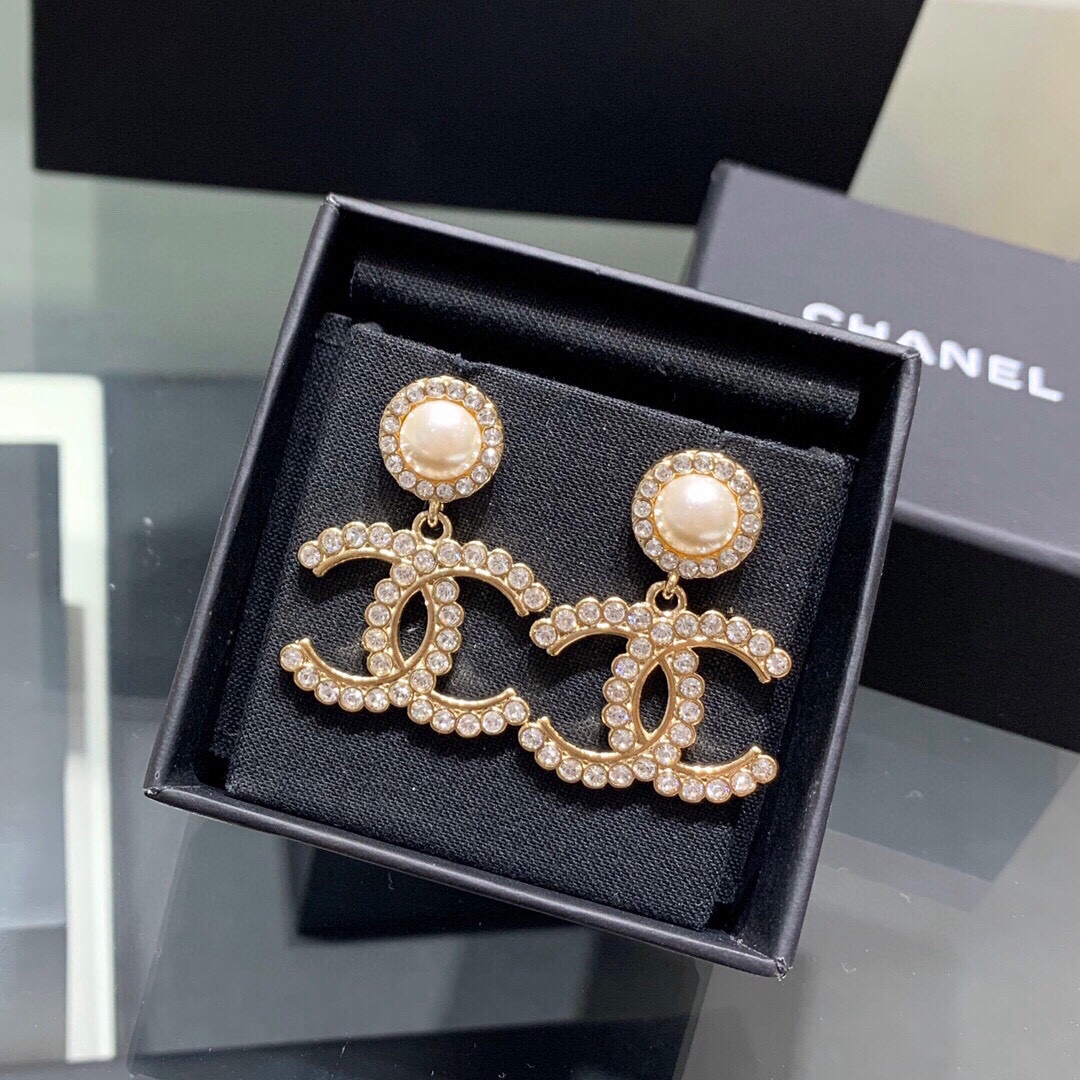 NO:105375,No. XED0220 CHANEL original single new product Xiaoxiang pearl diamond-inlaid double C earrings high-end quality, 1:1 mold opening for the counter, original version of the counter is made of brass!  Advanced 925 silver needle anti-allergic treatment, CNC craftsmanship, every detail is impeccable, versatile, not picky about face shape, fashionable, confident and not ostentatious, making it charming. Goddess must-have, jewelry quality, chanel19860909编号XED0220 CHANEL原单新品 小香珍珠镶钻双c耳钉 高端品质,专柜1:1开模,专柜原版同黄铜材质！高级925银针防过敏处理,CNC工艺,每个细节无可挑剔,百搭不挑脸型,时尚自信且不张扬,使其魅力爆灯.女神必备款,,饰品精品,chanel,Jewelry