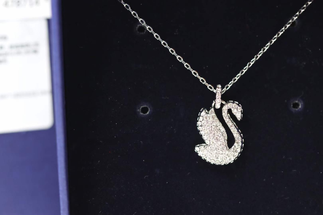 NO:817048,Swarovski full-diamond swan clavicle necklace. This exquisite pendant adopts the classic Swarovski swan shape, which is elegant and noble, adding elegance and charm to you. The swan spreads its wings and is set with sparkling crystals, sparkling. This item will light up your daily wear., Swarovski necklace, stuart weitzman, swarovski, necklace19860909Swarovski 满钻天鹅锁骨项链 这款精致链坠采用经典施华洛世奇天鹅造型,典雅高贵,为您增添优雅魅力.天鹅展翅欲飞,密镶闪亮仿水晶,熠熠生辉.这款单品将点亮您 的日常穿搭.,施华洛项链,stuart weitzman,swarovski,necklace,Jewelry