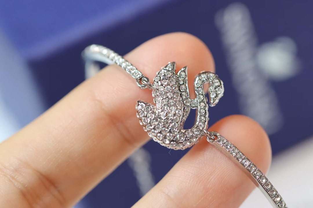 NO:766629,Swarovski diamond-filled swan bracelet. This exquisite pendant adopts the classic Swarovski swan shape, which is elegant and noble, adding elegance and charm to you. The swan is ready to fly, and is set with sparkling crystals, shining brightly. This piece will light up your daily wear.,Swarovski bracelet,stuart weitzman,swarovski,bracelet,bracelet19860909Swarovski 满钻天鹅手镯 这款精致链坠采用经典施华洛世奇天鹅造型,典雅高贵,为您增添优雅魅力.天鹅展翅欲飞,密镶闪亮仿水晶,熠熠生辉.这款单品将点亮您 的日常穿搭.,施华手链,stuart weitzman,swarovski,bracelet,bracelet,Jewelry