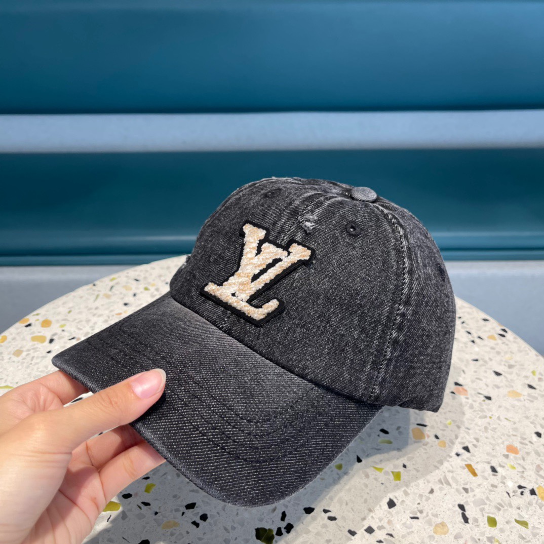  Lv路易威登  2023新款专柜同步牛仔洗水刺绣棒球帽 
新款上架💙💙 今年赛琳家每款帽子都想拥有～

