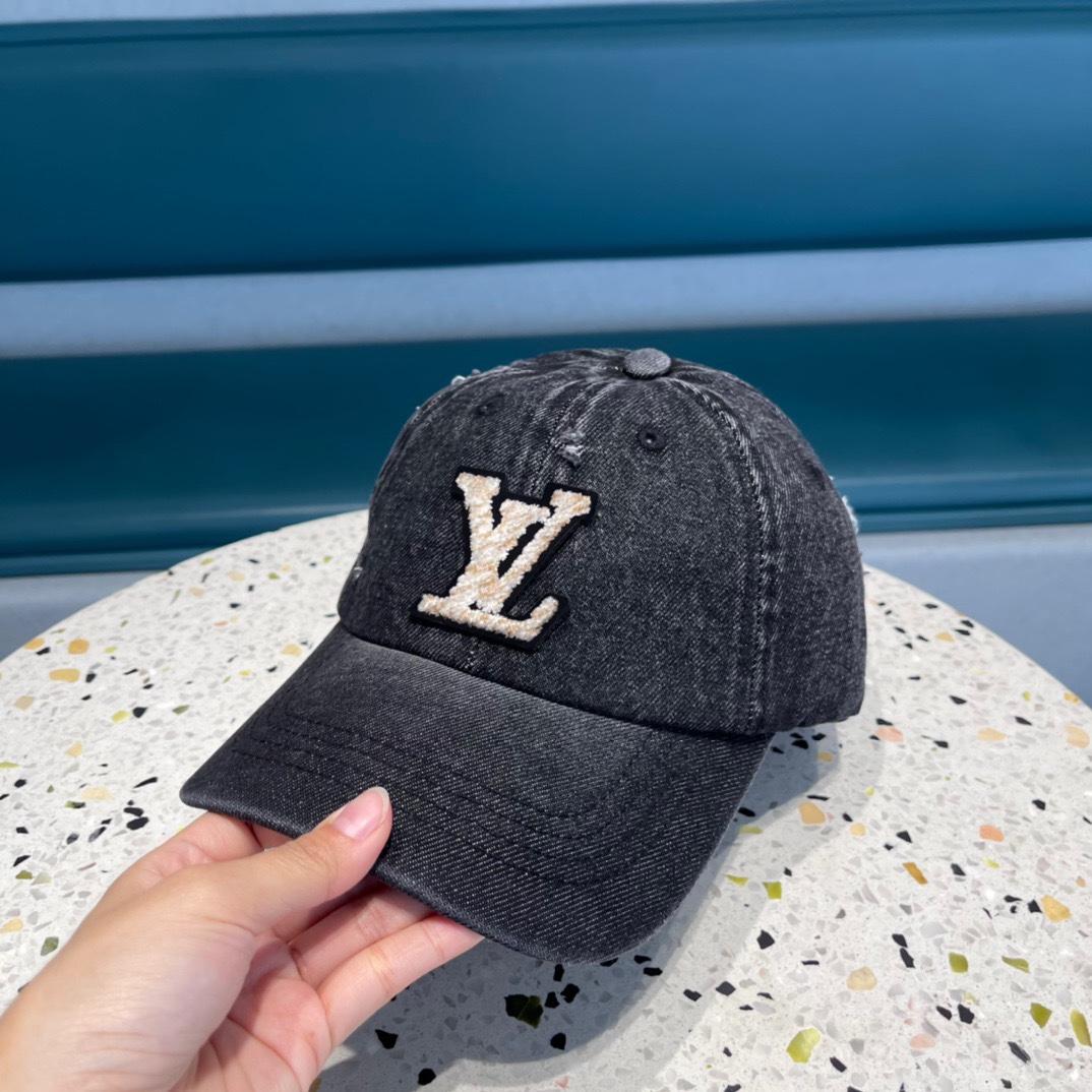  Lv路易威登  2023新款专柜同步牛仔洗水刺绣棒球帽 
新款上架💙💙 今年赛琳家每款帽子都想拥有～
