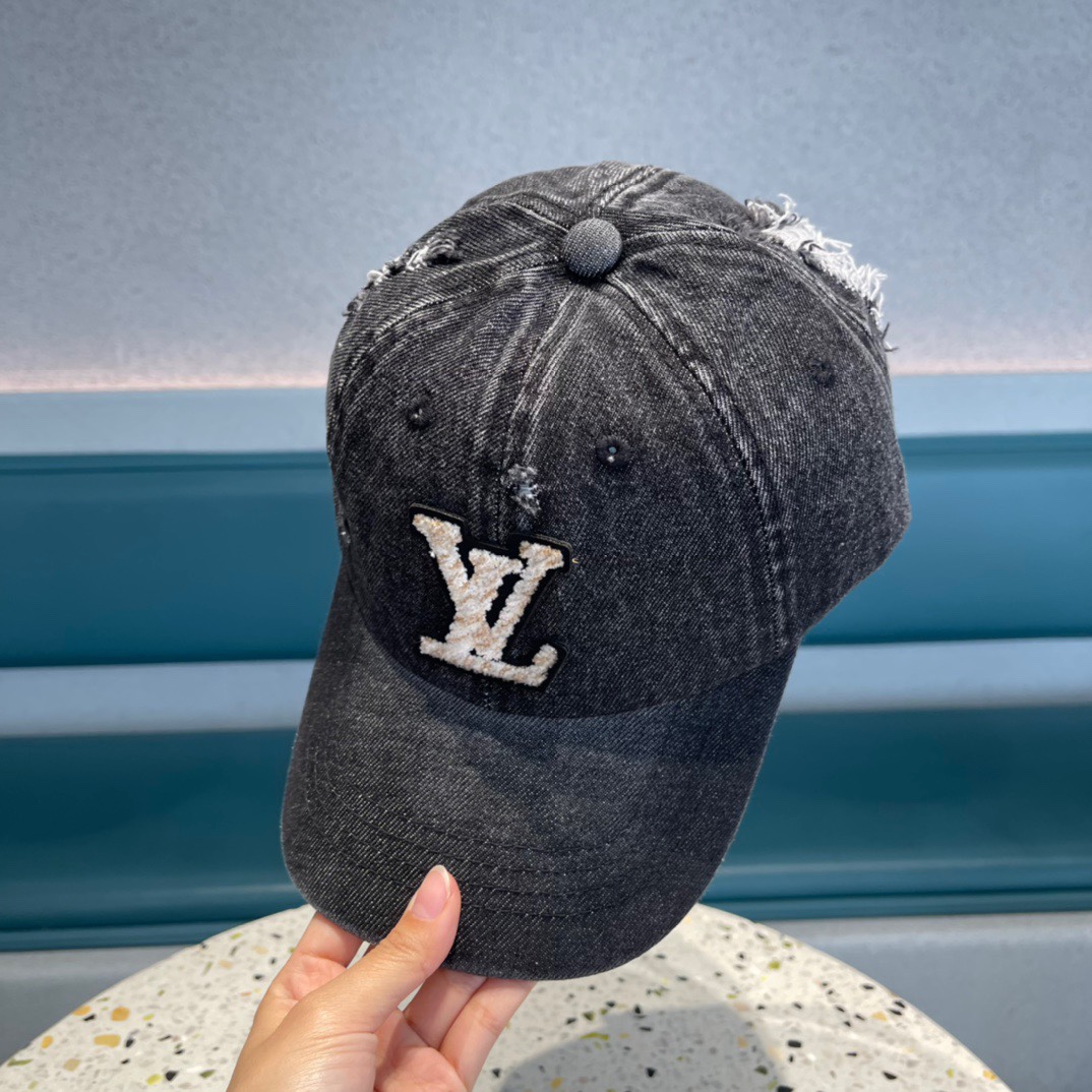  Lv路易威登  2023新款专柜同步牛仔洗水刺绣棒球帽 
新款上架💙💙 今年赛琳家每款帽子都想拥有～
