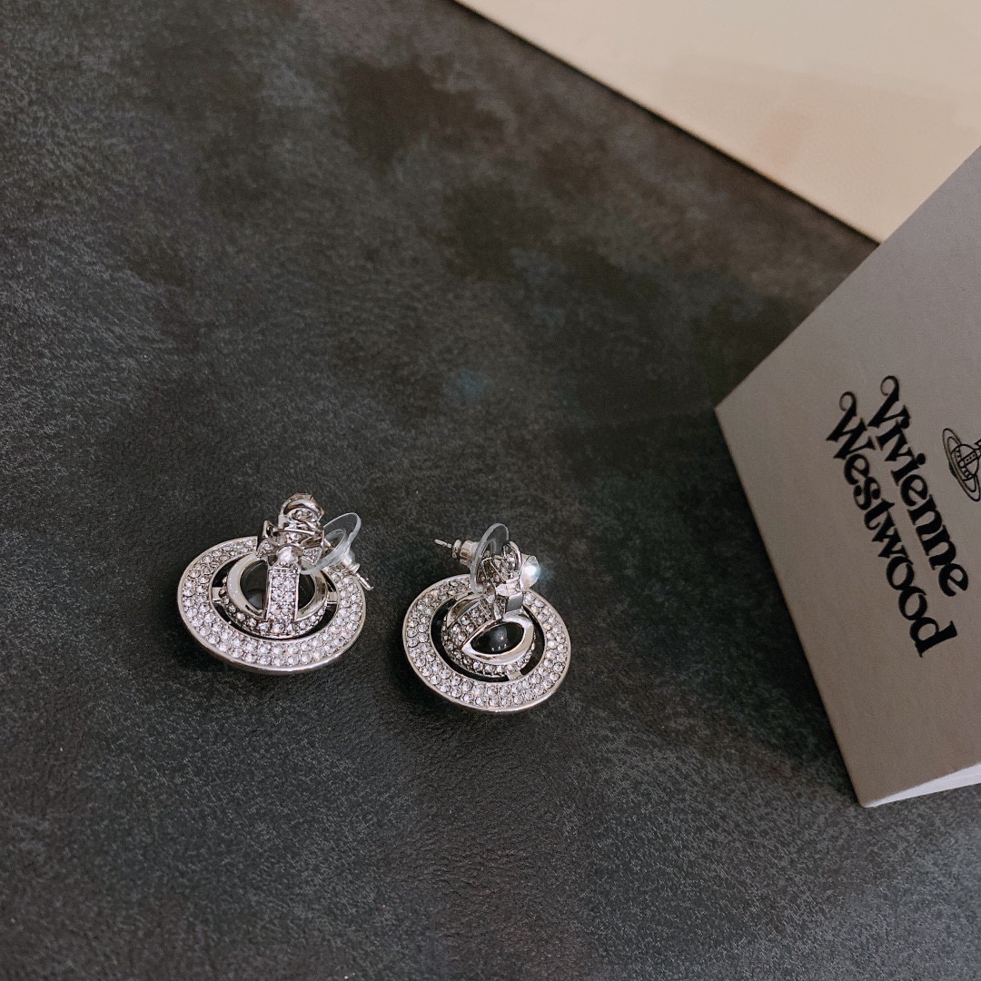 P70     vivienne westwood西太后耳环薇薇安土星耳环！英国时装设计师，时装的朋克之母！时尚潮流风格，品质强大，超美的设计！简约大气刺绣Logo‼精致💎这个款不用担心不好看，因为经典的元素洋气的新设计！赠礼的完美之选，充分展现个性风范。品质非常整个首饰给人大牌气场的同时又非常精致，让整个人的层次提升好几个level💟绝对值得入手‼️🌟