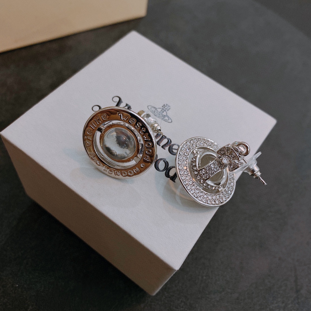 P70     vivienne westwood西太后耳环薇薇安土星耳环！英国时装设计师，时装的朋克之母！时尚潮流风格，品质强大，超美的设计！简约大气刺绣Logo‼精致💎这个款不用担心不好看，因为经典的元素洋气的新设计！赠礼的完美之选，充分展现个性风范。品质非常整个首饰给人大牌气场的同时又非常精致，让整个人的层次提升好几个level💟绝对值得入手‼️🌟