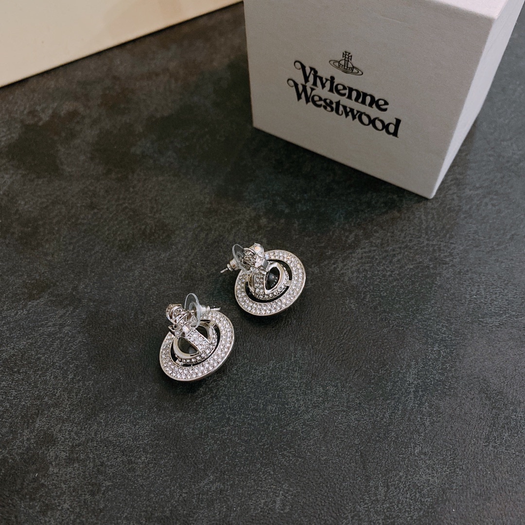 P70     vivienne westwood西太后耳环薇薇安土星耳环！英国时装设计师，时装的朋克之母！时尚潮流风格，品质强大，超美的设计！简约大气刺绣Logo‼精致💎这个款不用担心不好看，因为经典的元素洋气的新设计！赠礼的完美之选，充分展现个性风范。品质非常整个首饰给人大牌气场的同时又非常精致，让整个人的层次提升好几个level💟绝对值得入手‼️🌟
