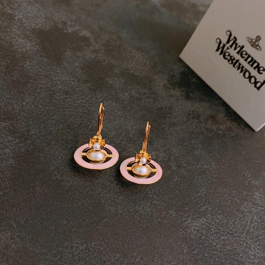 P65  西太后耳环Vivienne Westwood 😍在国内粉丝称为(西太后)在时装界享有“朋克之母”的称号，Vivienne Westwood曾是朋克运动的显赫人物，她使摇滚具有了典型的外表，撕口子或挖洞的T恤、拉链、色情口号、金属挂链等，并一直影响至今。❤️❤️耳钉 个性时尚 潮流 9.25银针