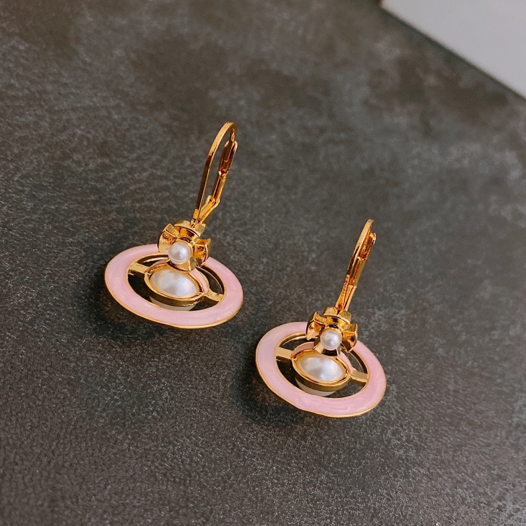 P65  西太后耳环Vivienne Westwood 😍在国内粉丝称为(西太后)在时装界享有“朋克之母”的称号，Vivienne Westwood曾是朋克运动的显赫人物，她使摇滚具有了典型的外表，撕口子或挖洞的T恤、拉链、色情口号、金属挂链等，并一直影响至今。❤️❤️耳钉 个性时尚 潮流 9.25银针