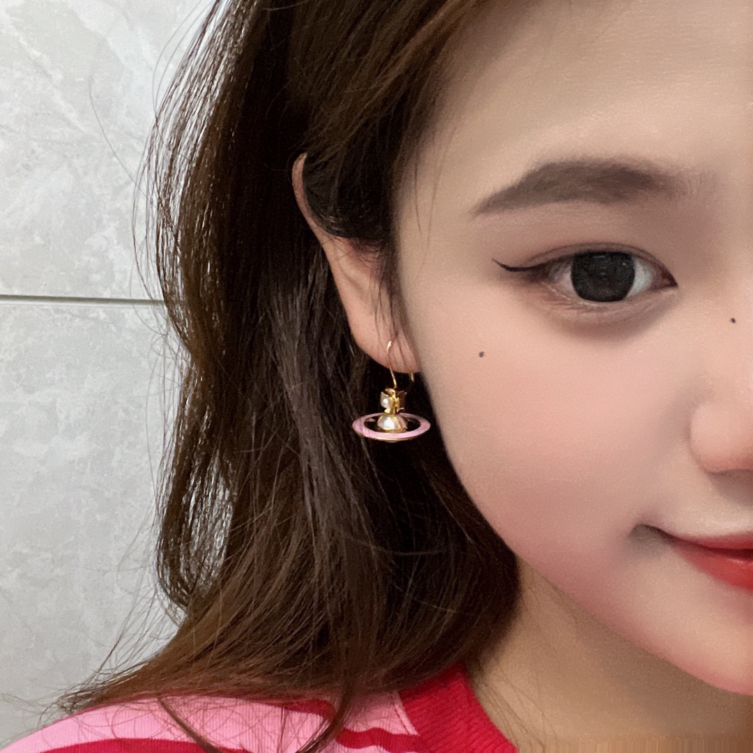 P65  西太后耳环Vivienne Westwood 😍在国内粉丝称为(西太后)在时装界享有“朋克之母”的称号，Vivienne Westwood曾是朋克运动的显赫人物，她使摇滚具有了典型的外表，撕口子或挖洞的T恤、拉链、色情口号、金属挂链等，并一直影响至今。❤️❤️耳钉 个性时尚 潮流 9.25银针